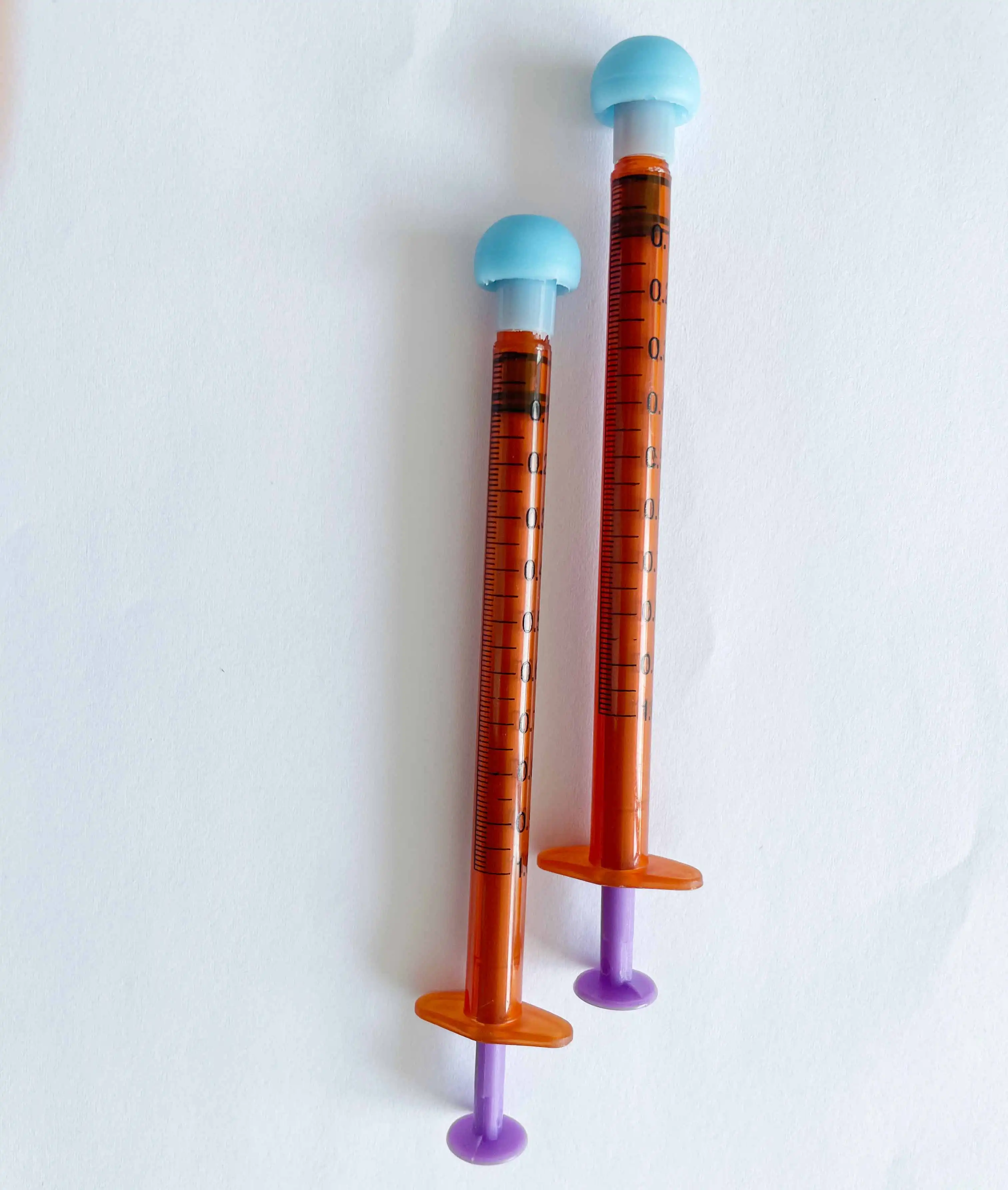 Plastic disposable pet, poultry, and livestock vaccine syringes for veterinarians, drug feeding needles, suitable for various an