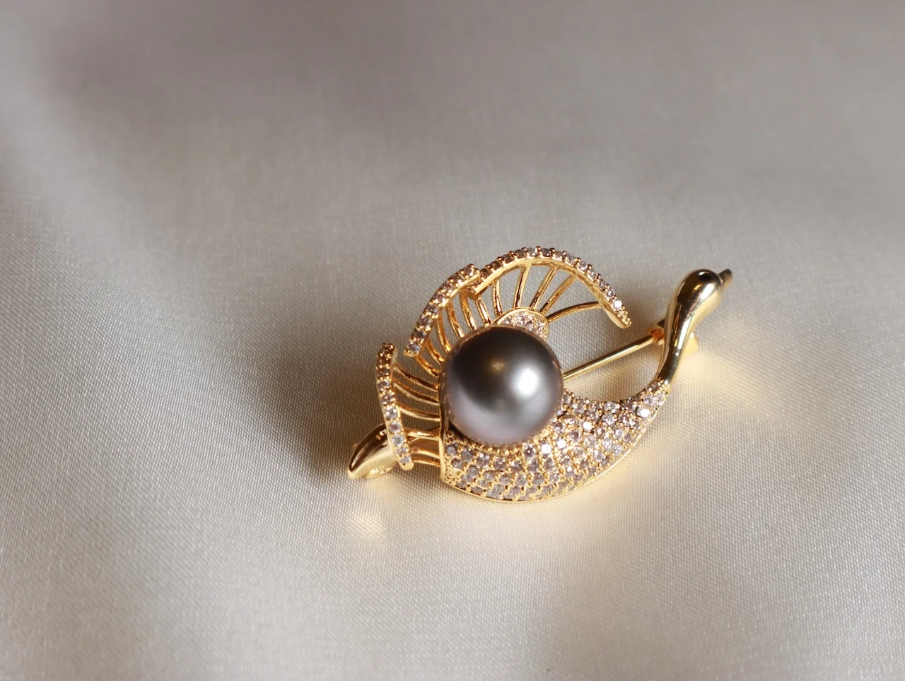 Exquisite Handcrafted Real Round Pearls Brooch with Elegant Swan Design - Timeless Elegance