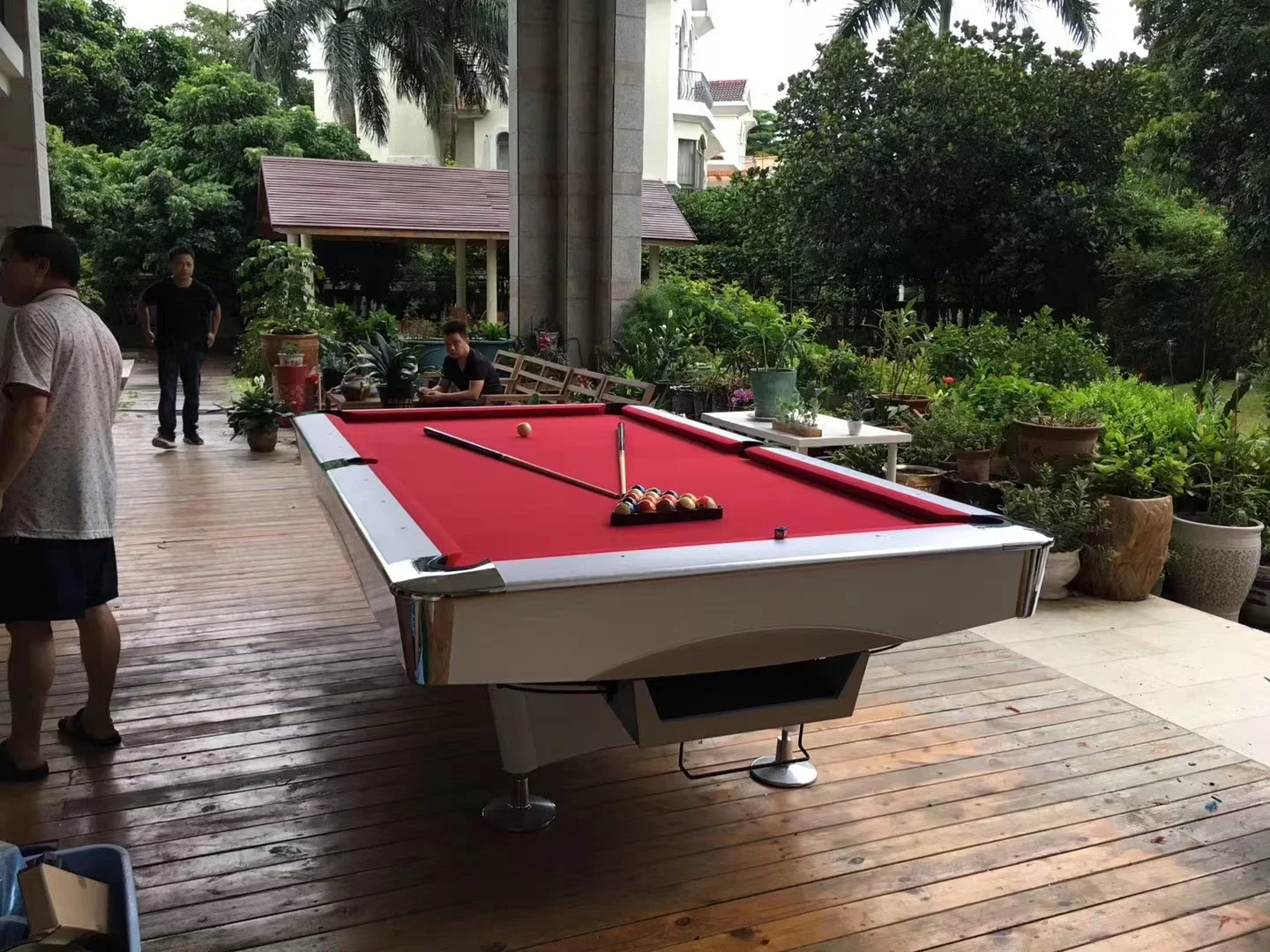 Ball return pool table