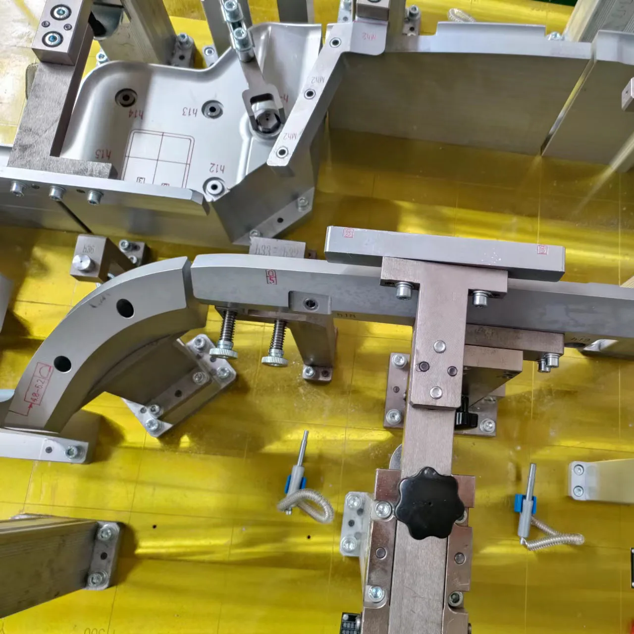 Checking Fixture For Testing Automobile Rear Wall Connecting Plate Assembly