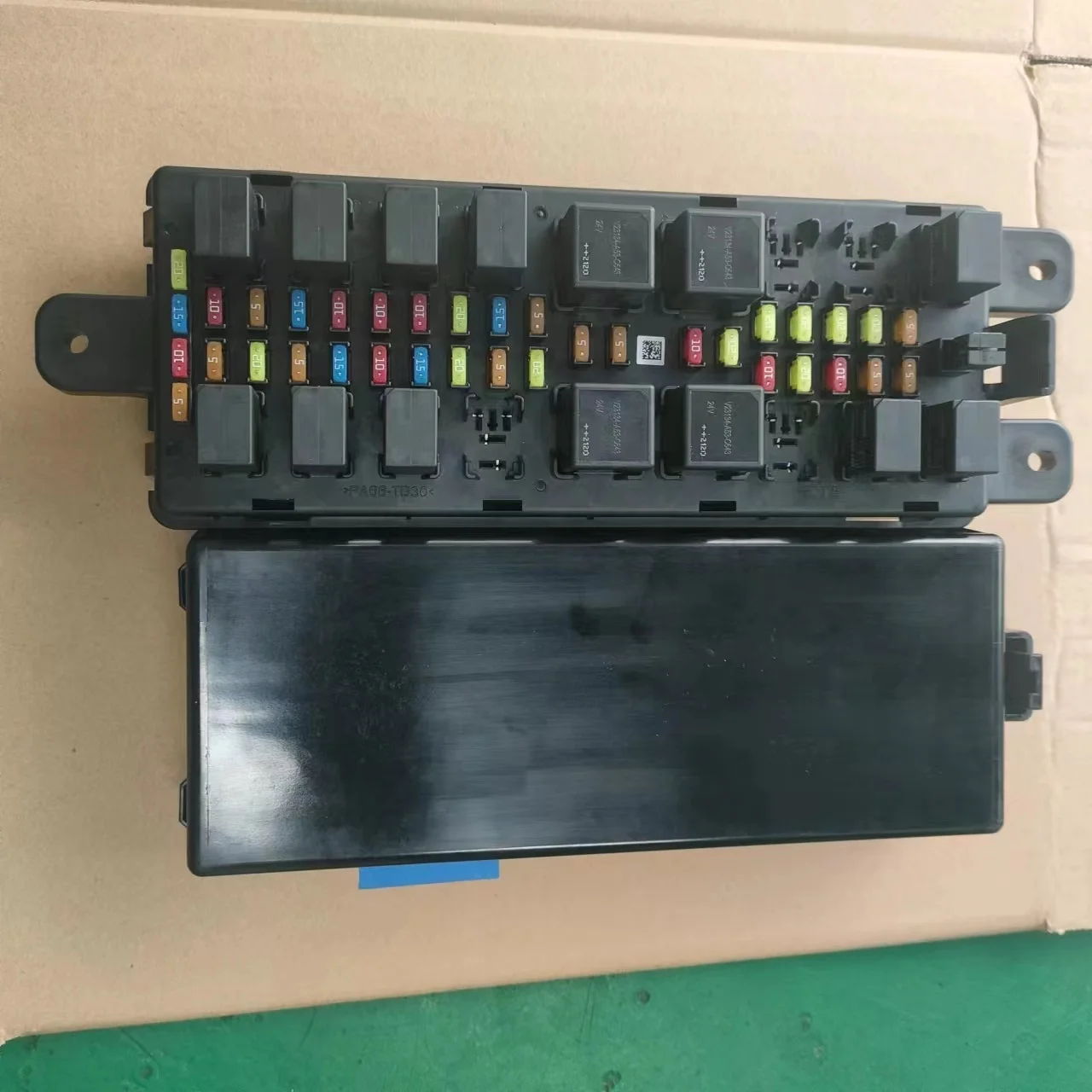 SK350-10 Original Brand New Relay Box Component YN24E00036F2 Fuse Box Relay for Kobelco Excavator