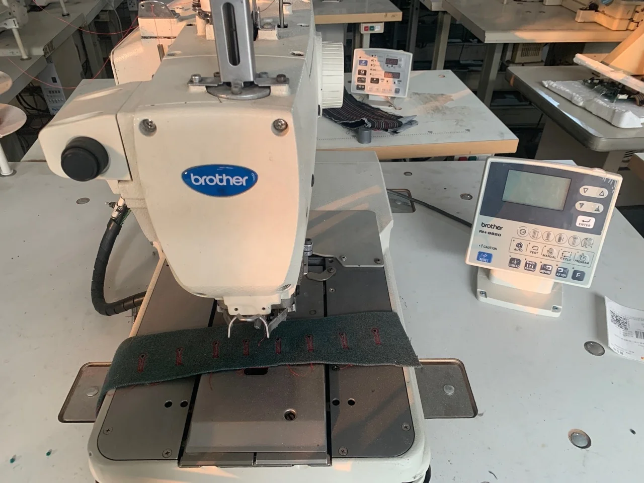 Industrial Brother 9820  Hot Sale Mechanical Type Eyelet Button Hole Perforate Punching Eyelet Machine