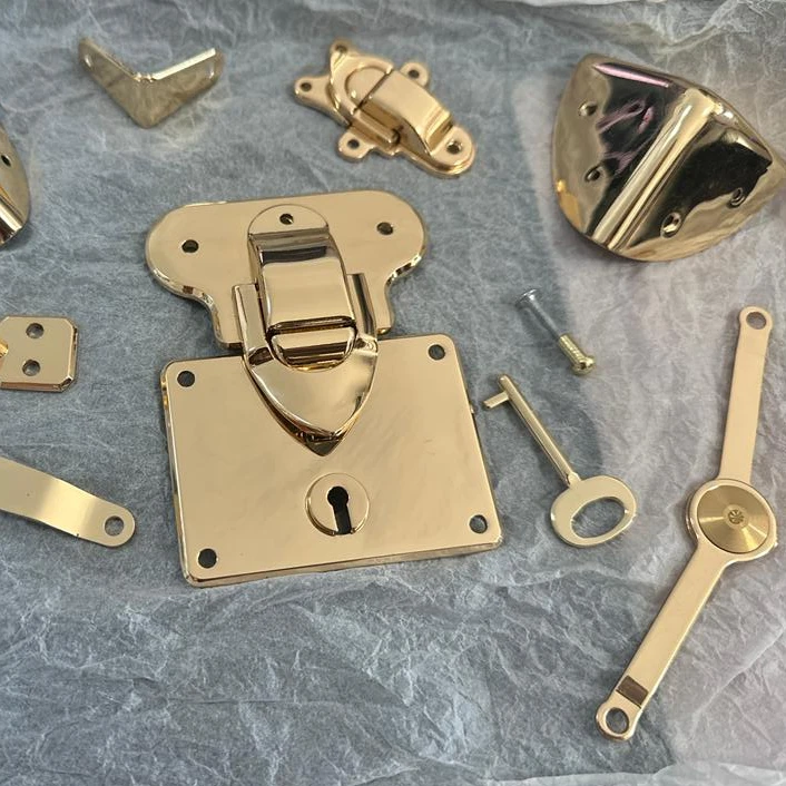 Замок из натуральной кожи для чемодана