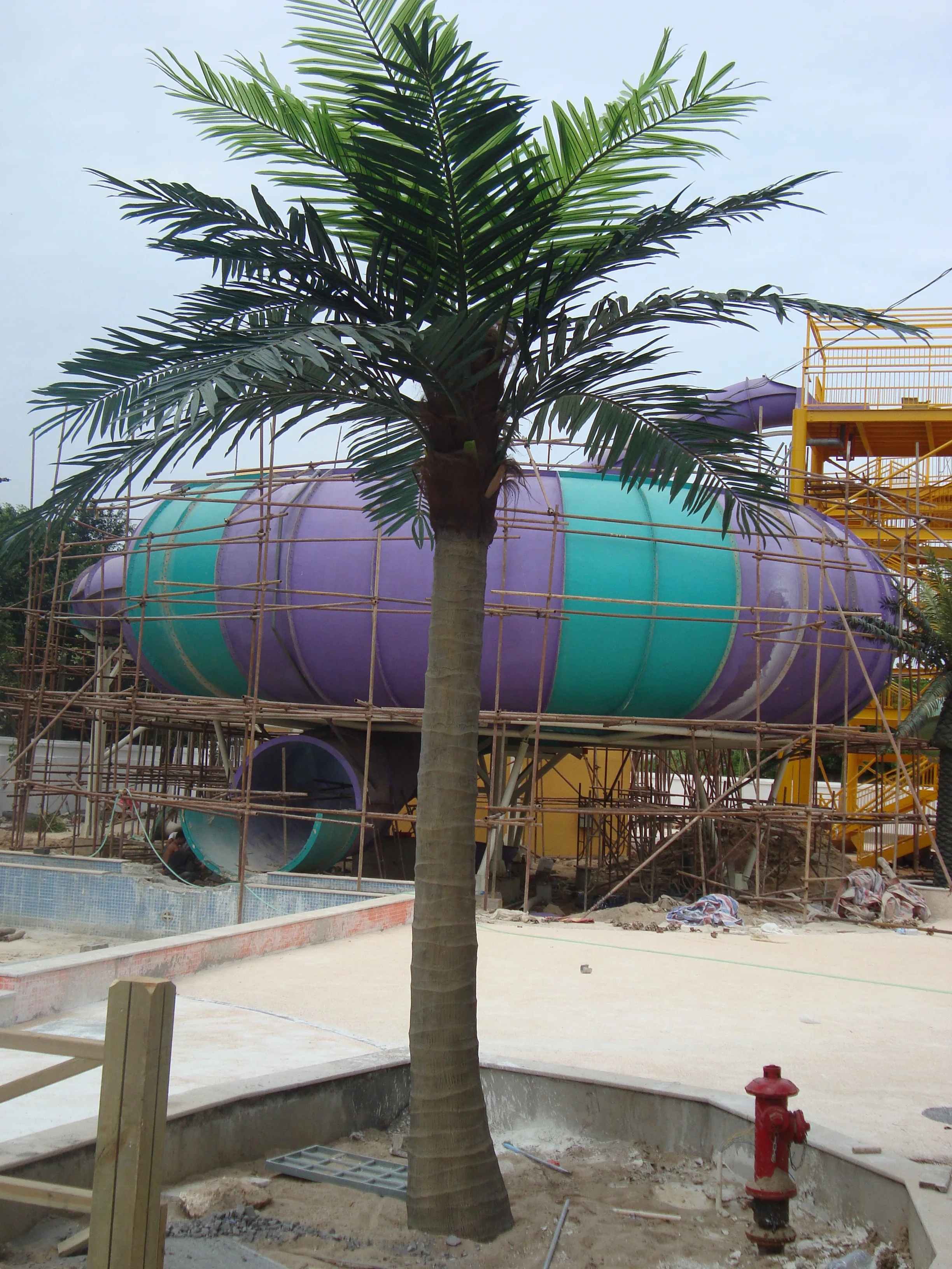 Curve shape artificial coconut palm trees for waterpark or hotel display