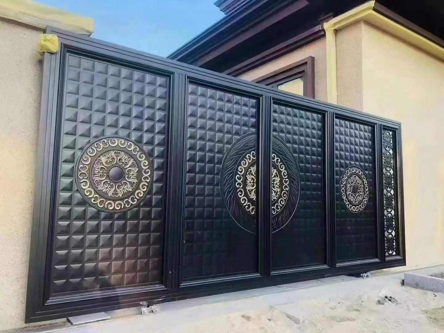 Custom European Style Aluminum Art Courtyard Gate Villas Chinese Factory Metal Frame Nature Treated Wood Fencing Trellis Gates