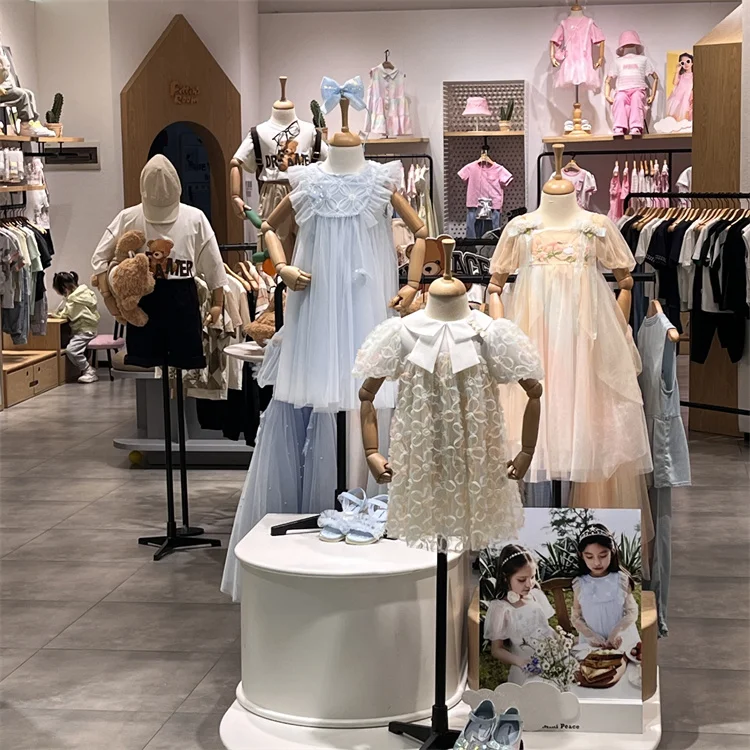 Luxury Wood Garment Shop Display Furniture Design Wholesale Factory Price Fashion Wooden Clothing Store Fixtures for Clothes