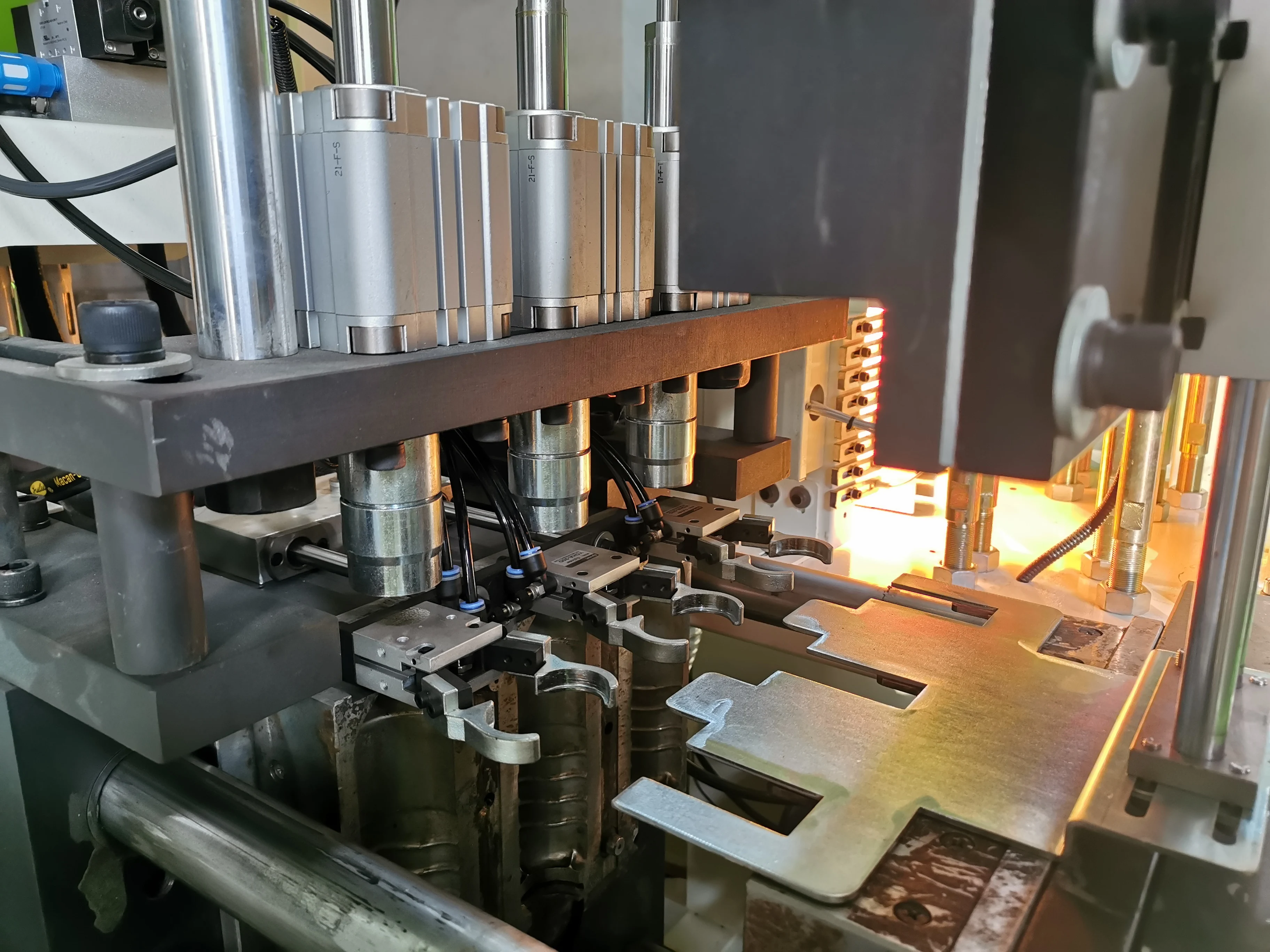 Plastic Bottle Blow Moulding Machine 3 Cavity Blower