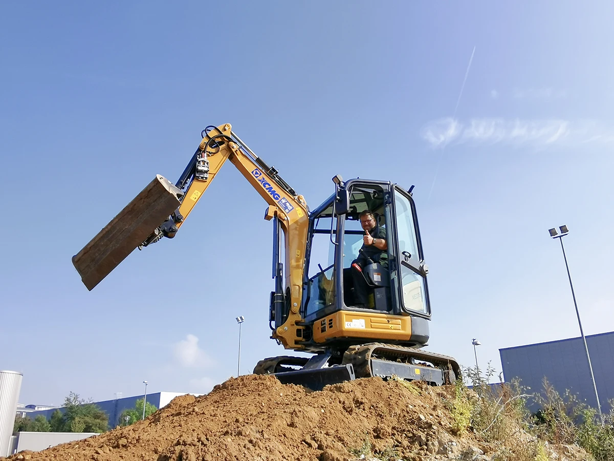 XCMG mini excavators 2 ton 3ton  earthmoving machine XE27E digger price energy saving