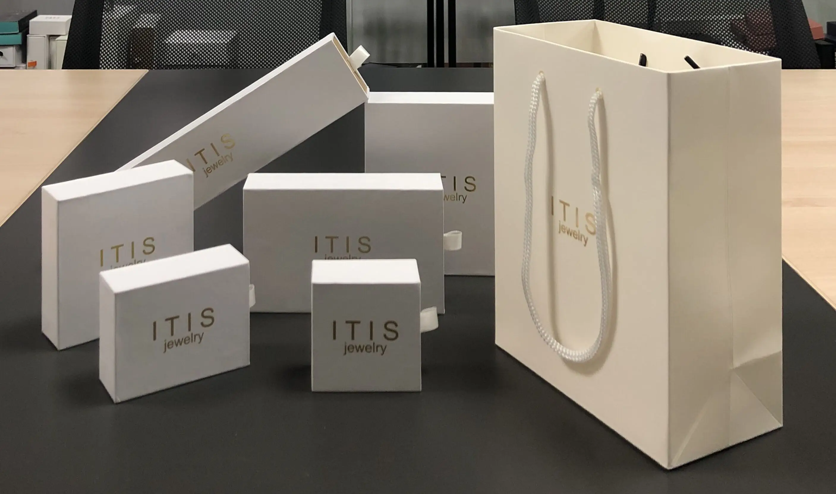 Customized Packaging  USD 5 packaging box for gift