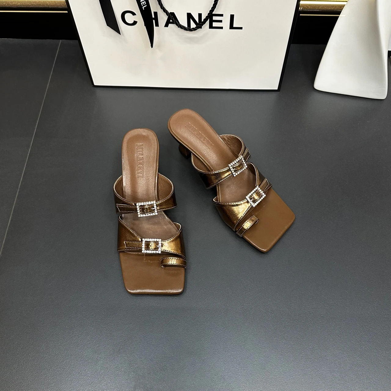 Network with a red head fine words cool slippers female summer wear outside vogue  of 2023 French high-heeled sandals