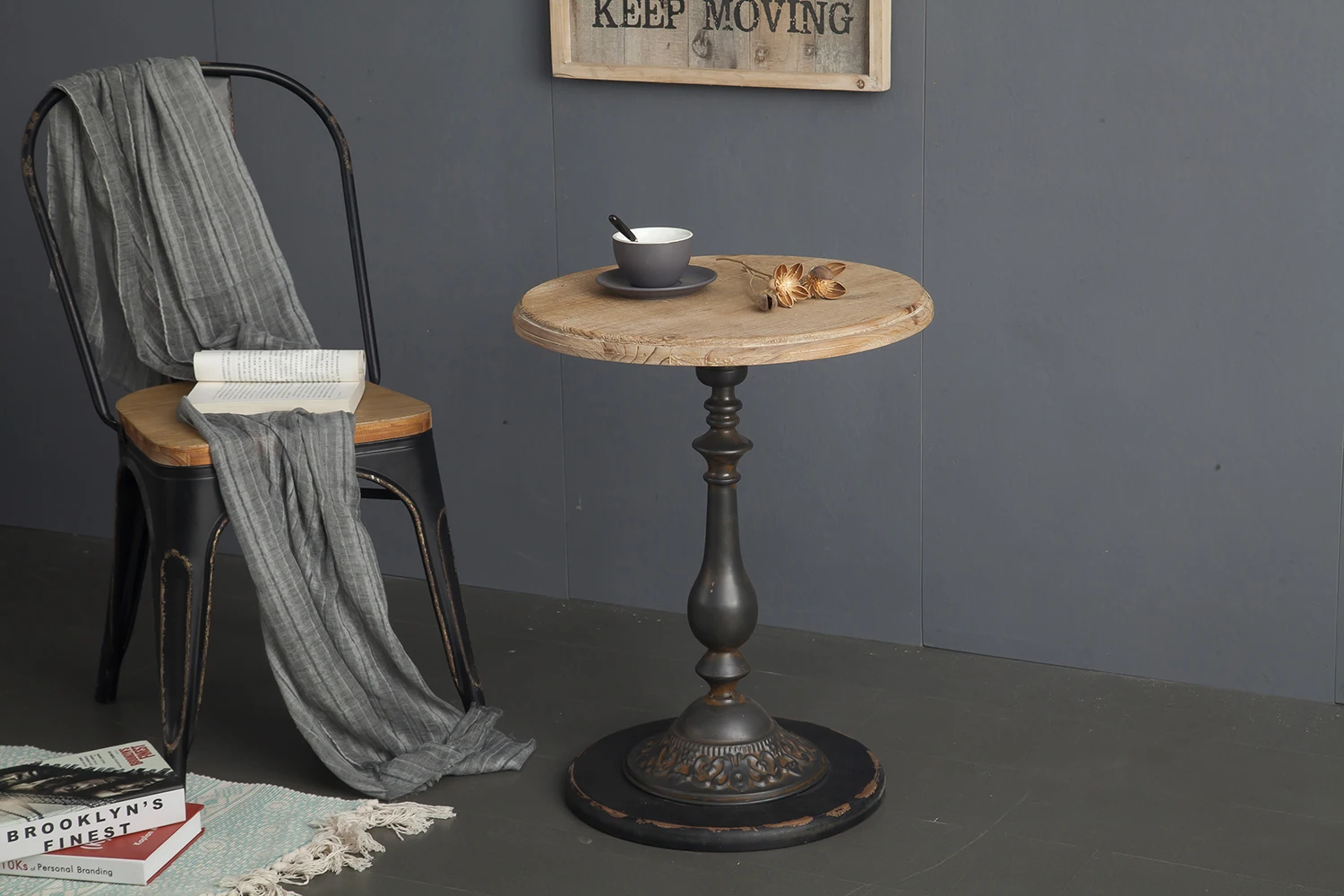 Trending Products 2023 New Arrivals European Country Antique Style Round Coffee Table Wood Vintage Side Coffee Table