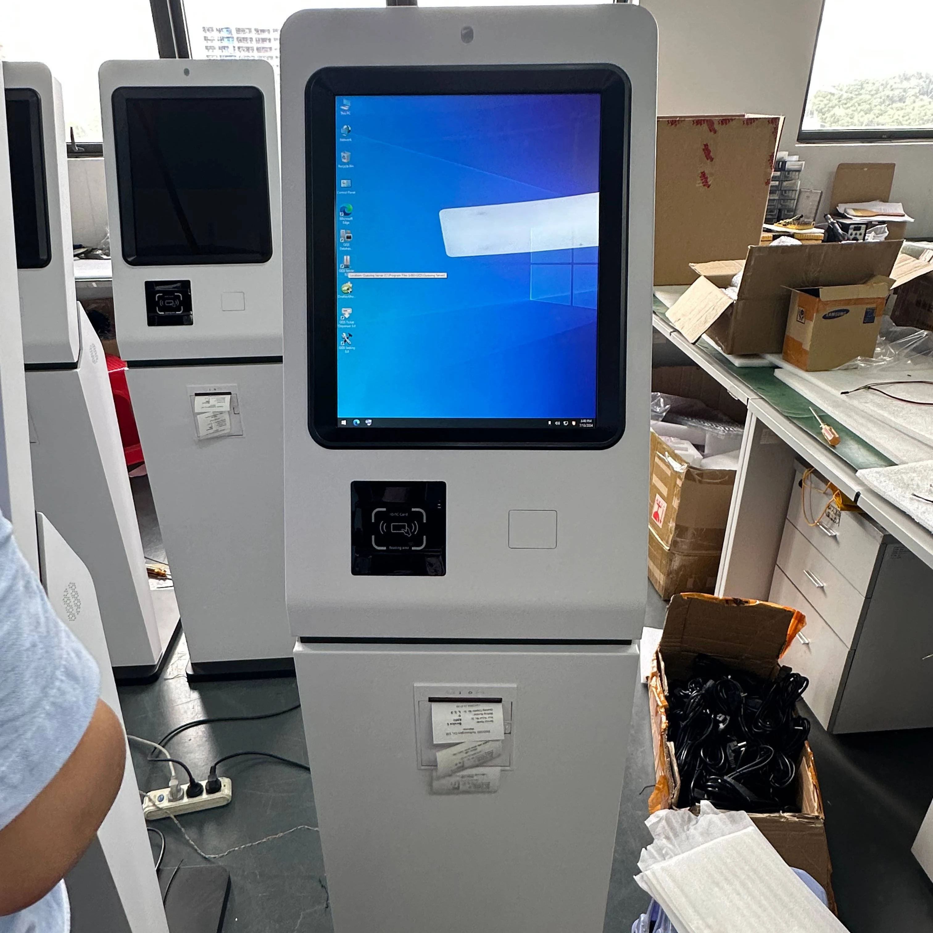 DCSJ 17 19 21.5 inch Touch Screen Bank/Hospital/Government Queue Kiosk Digital Display queue management system