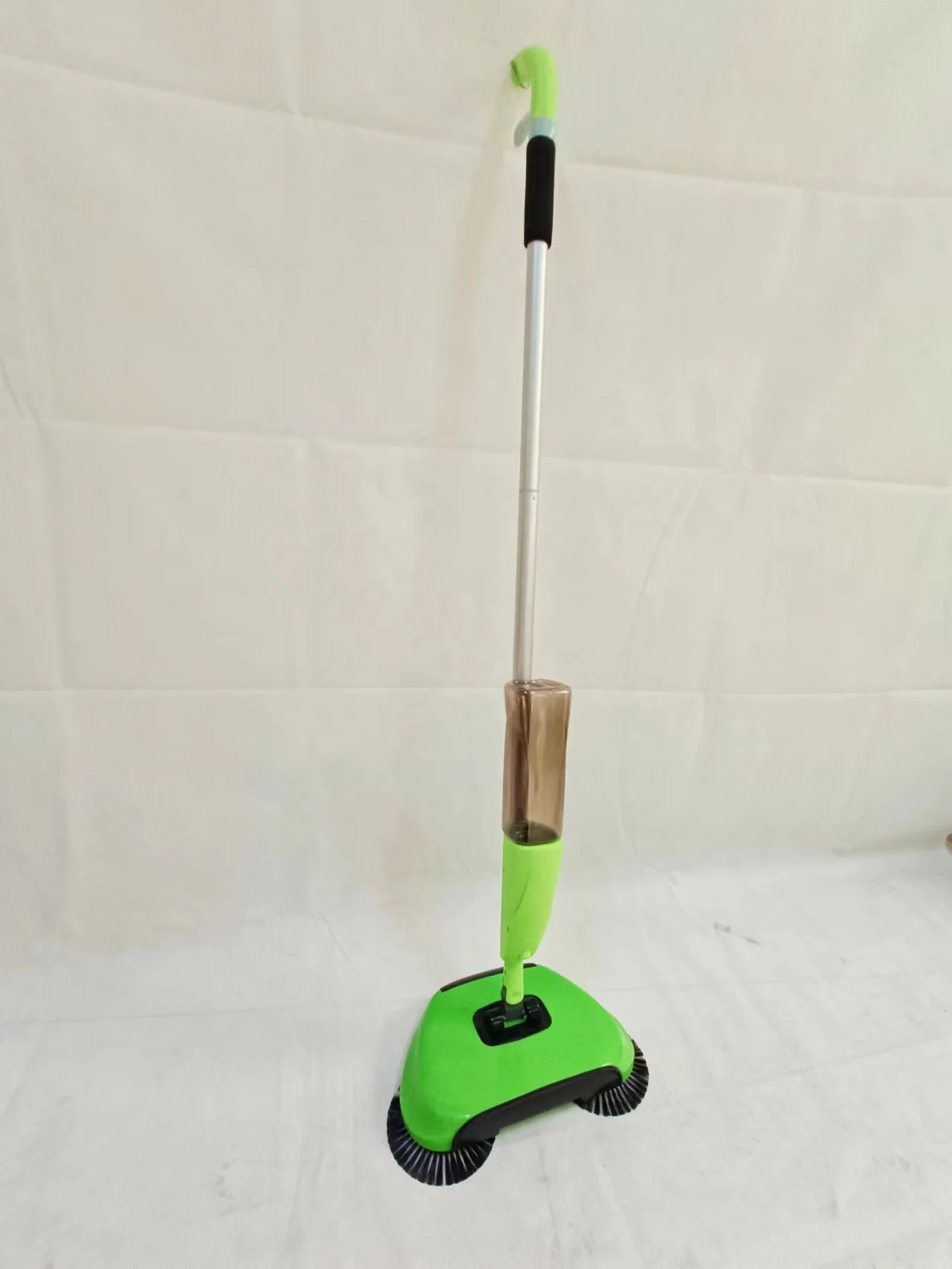 680 ML Triangle  Spray Mop Big Capacity Floor Cleaning Spray Mop