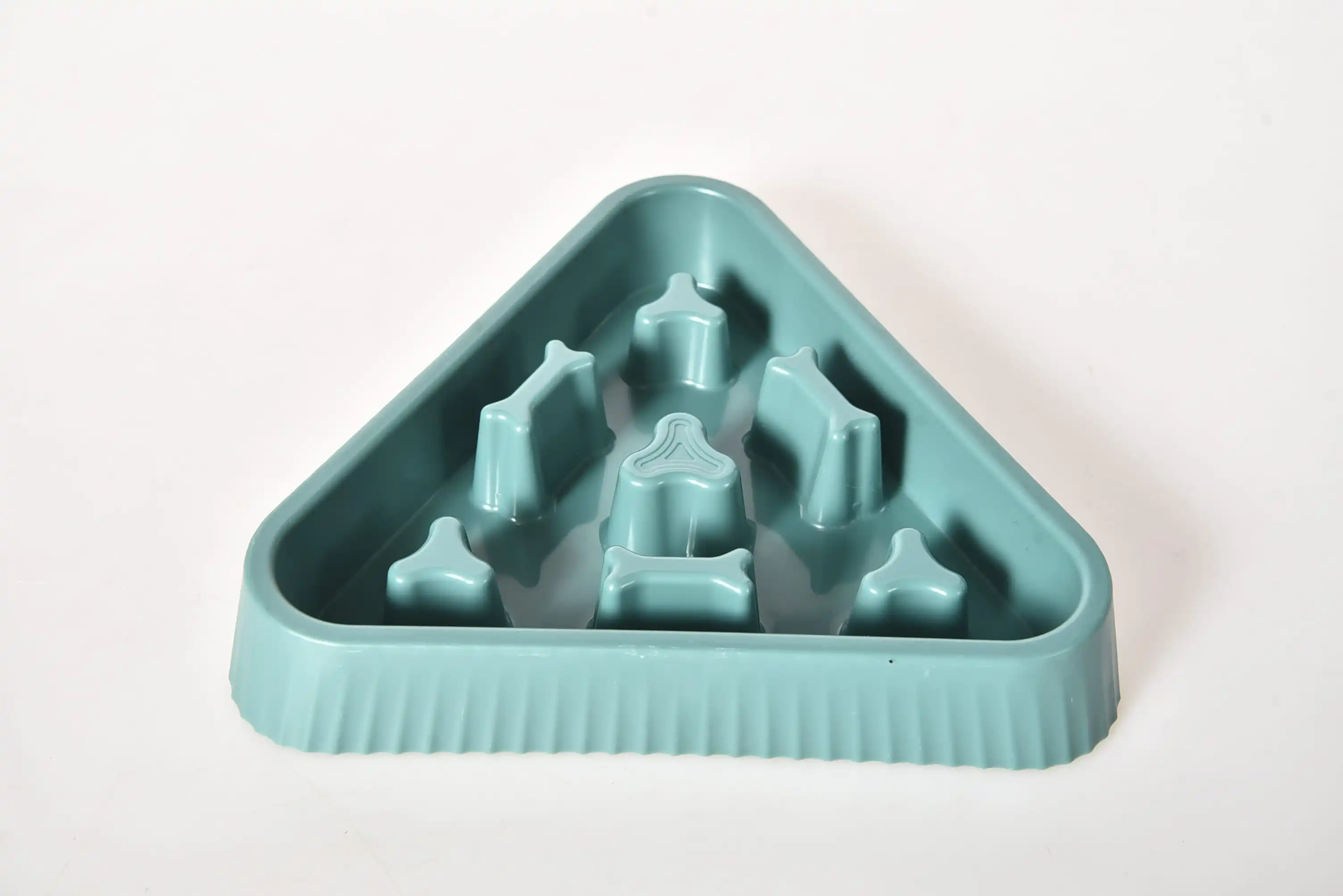 Dog Bowl Slow Feeder 2024 New Design Pet Products Dog Cat Feeder Triangular Durable Pp Material Dog Bowl Slow Feeder