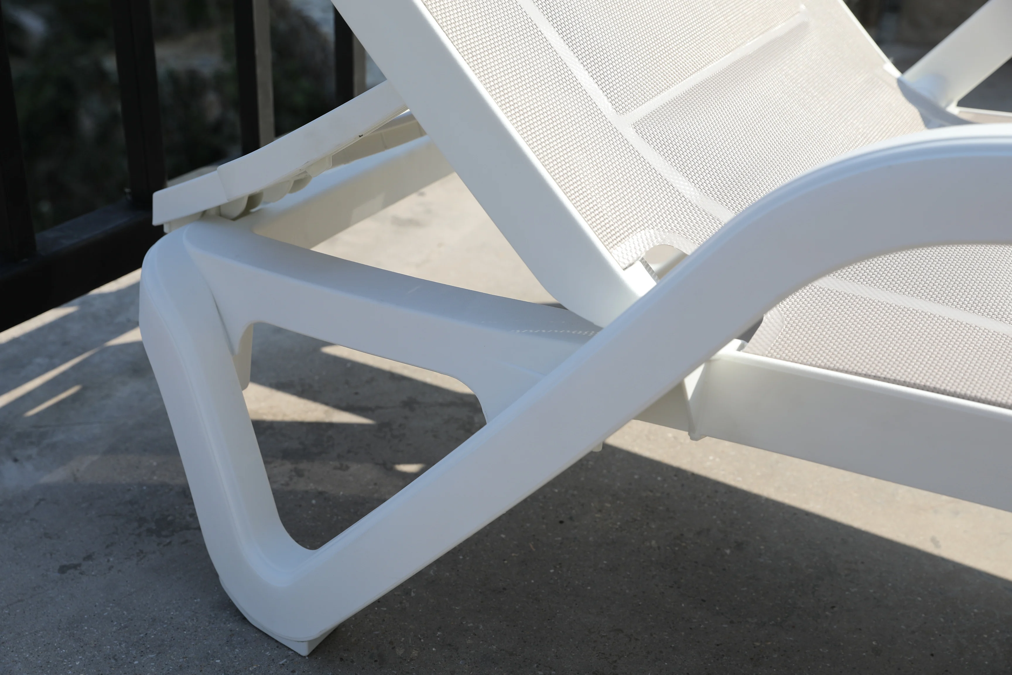 Modern  garden lounger plastic swimming pool chair beach sun lounger sofa chaise longue