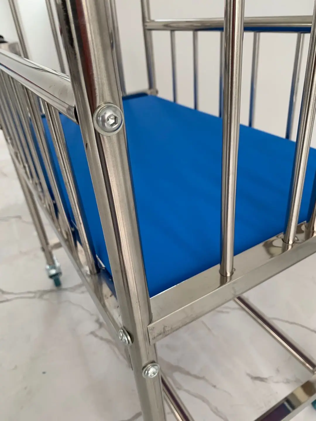 Больничная детская кровать из нержавеющей стали с матрасом