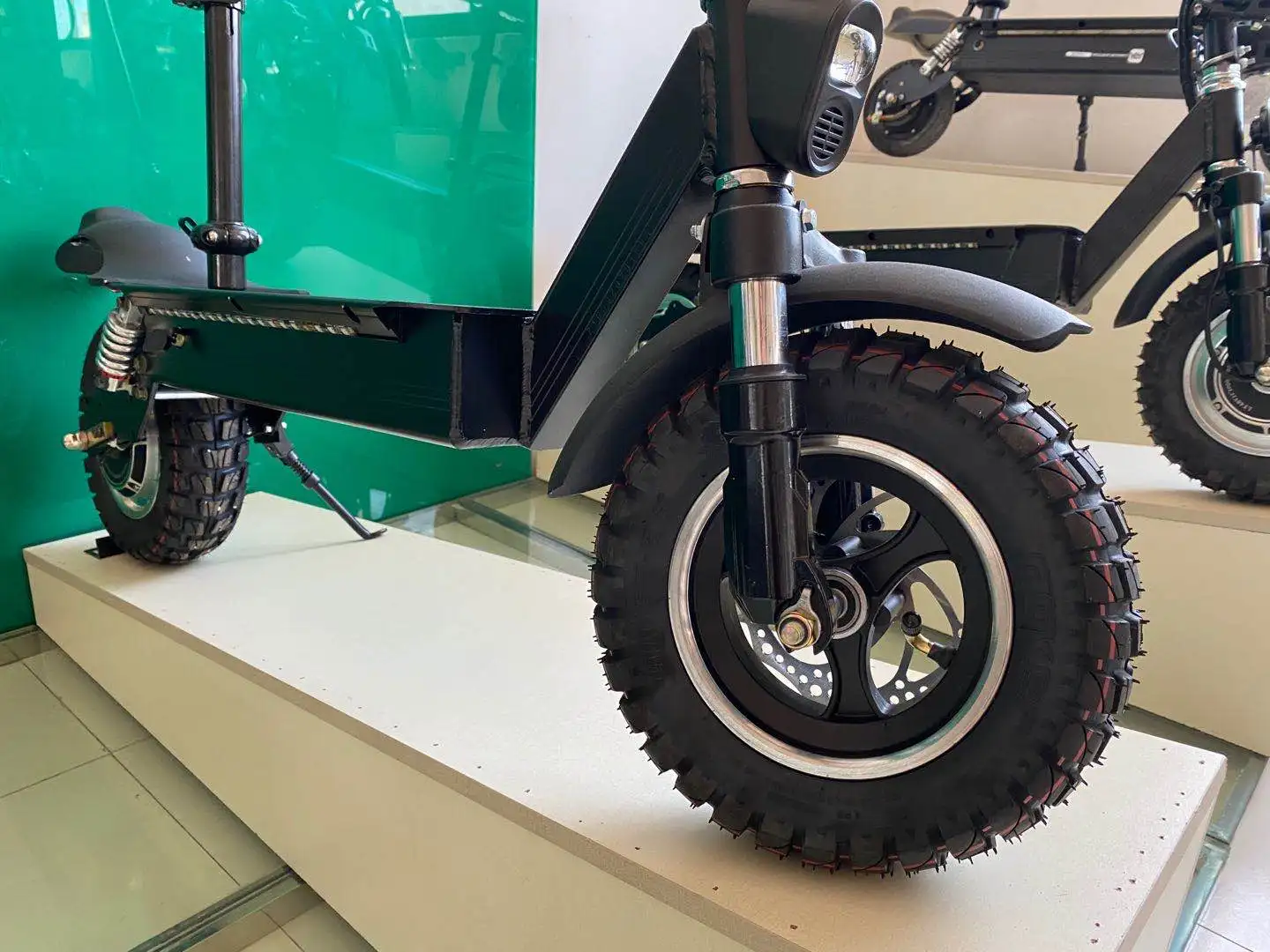 Aluminium Alloy Frame Motor 500W 10-inch Inflatable Tire Electric Scooter with Seat
