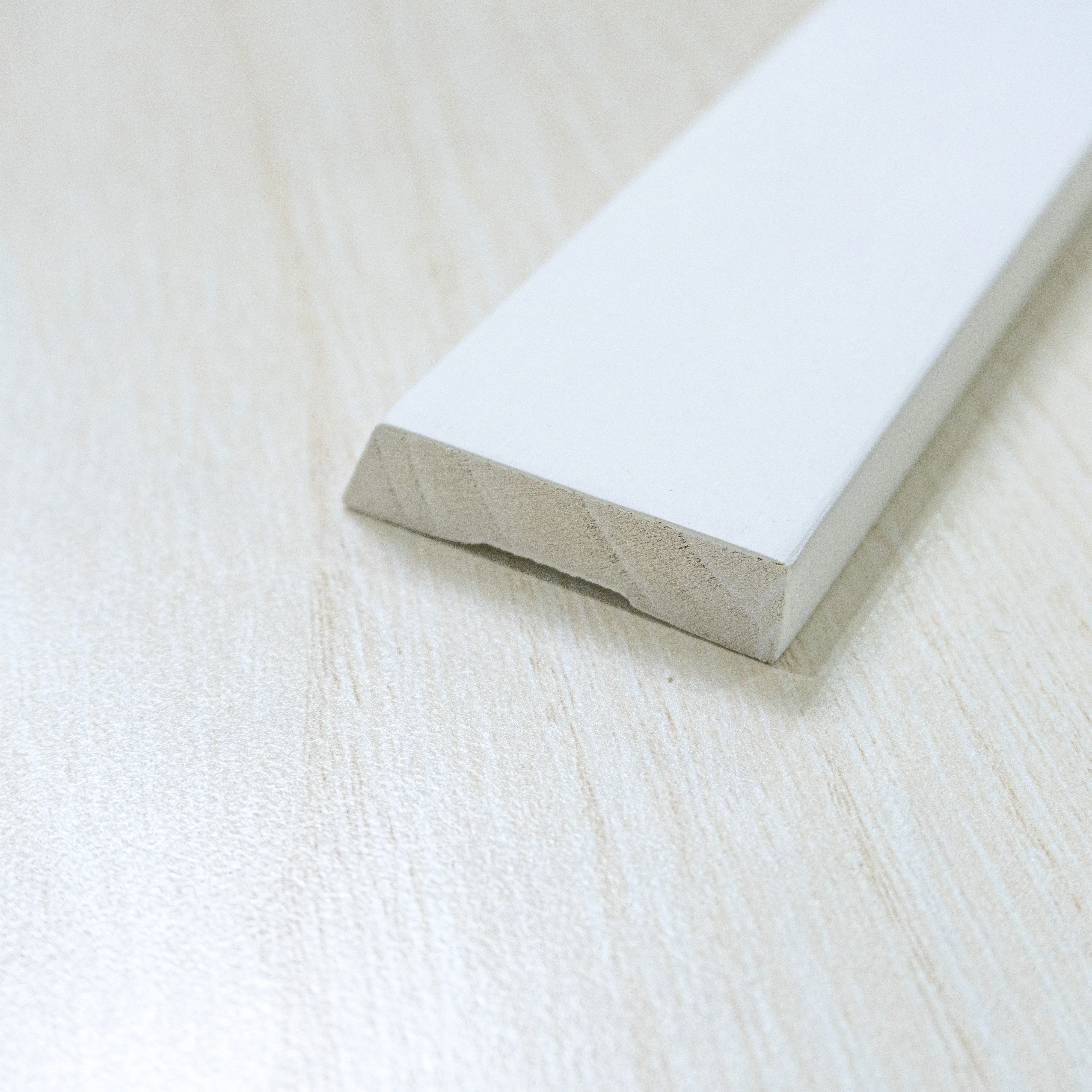 Hot sale Wooden Mouldings with Bevelling Made from Raw Wood Suitable for House Decoration
