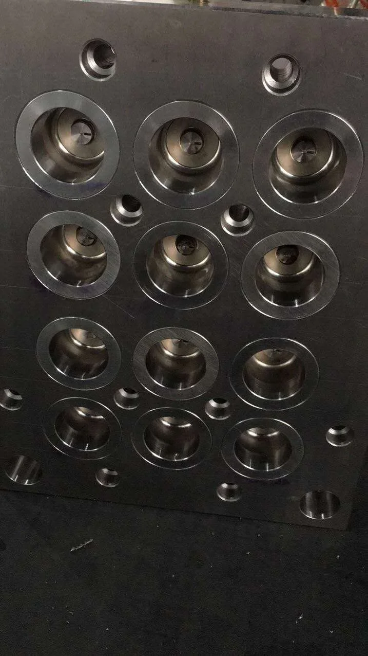 new design 16 cavity Cap mold hot runner template s136 Cap mould