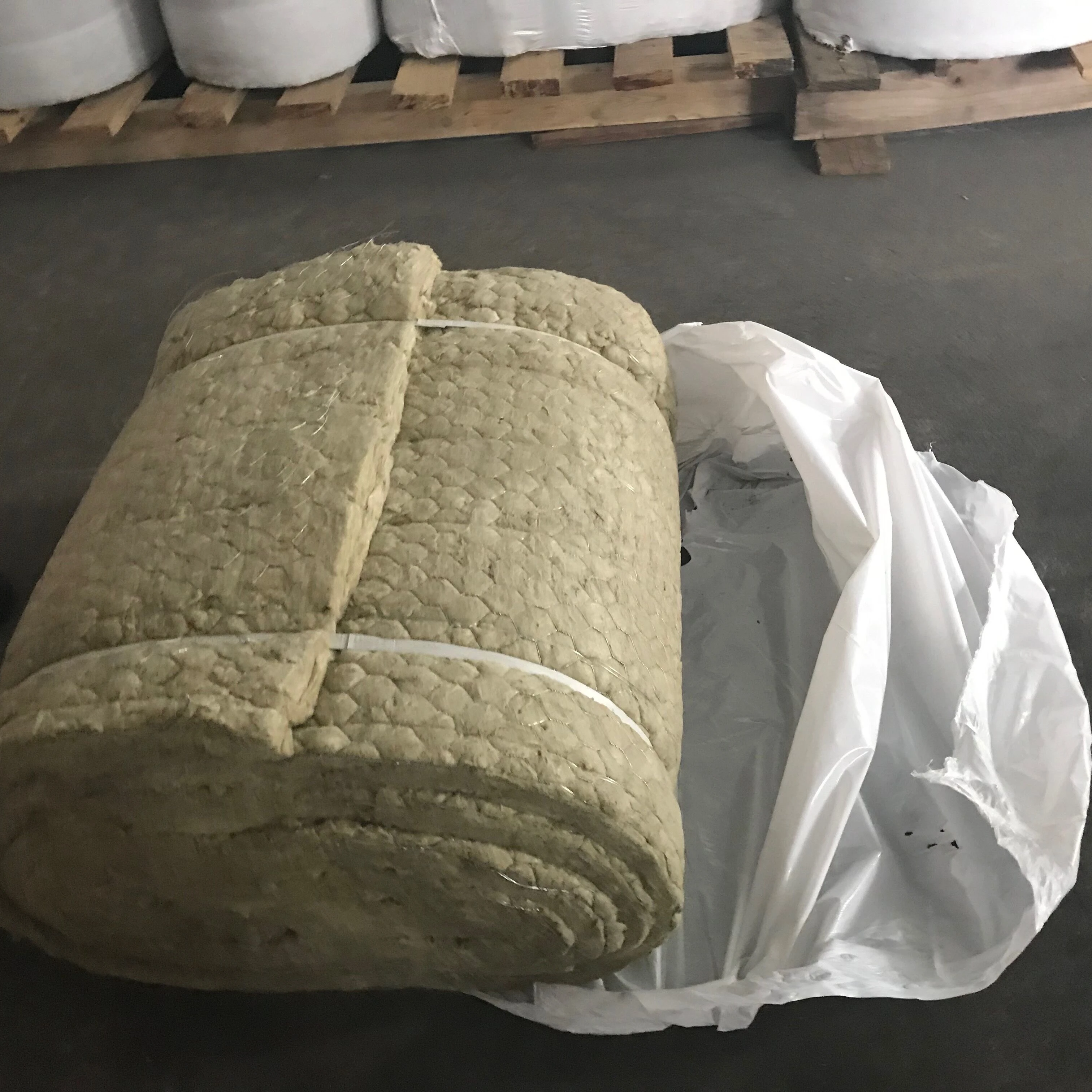 Дешевая цена, настраиваемый размер, водонепроницаемое огнестойкое одеяло из минеральной ваты, изоляция