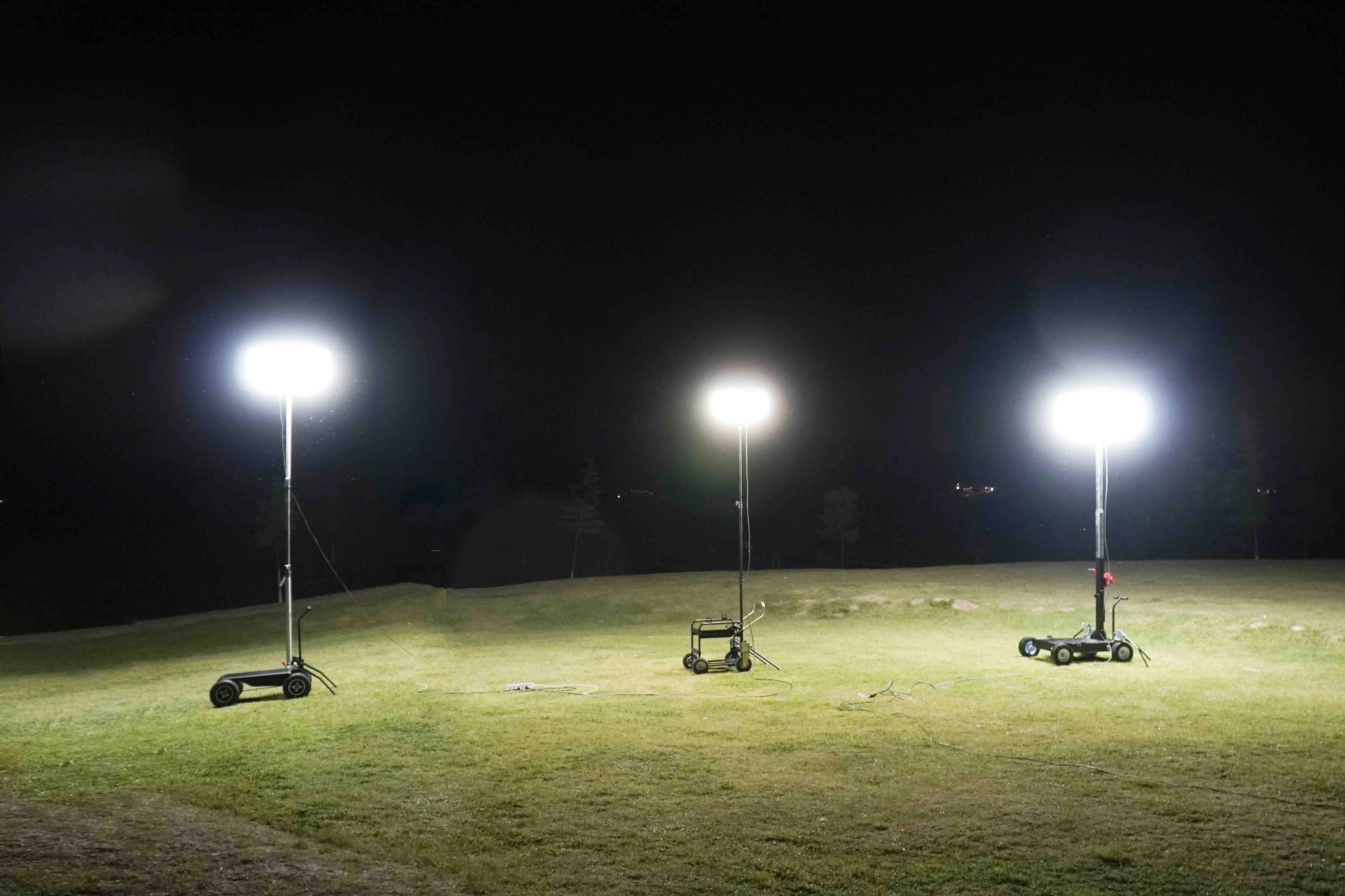 Moonlightia Tripod Series 2000W Industrial Light Tower With Generator Telescopic Light Tower Diesel Stadium Light Tower Price
