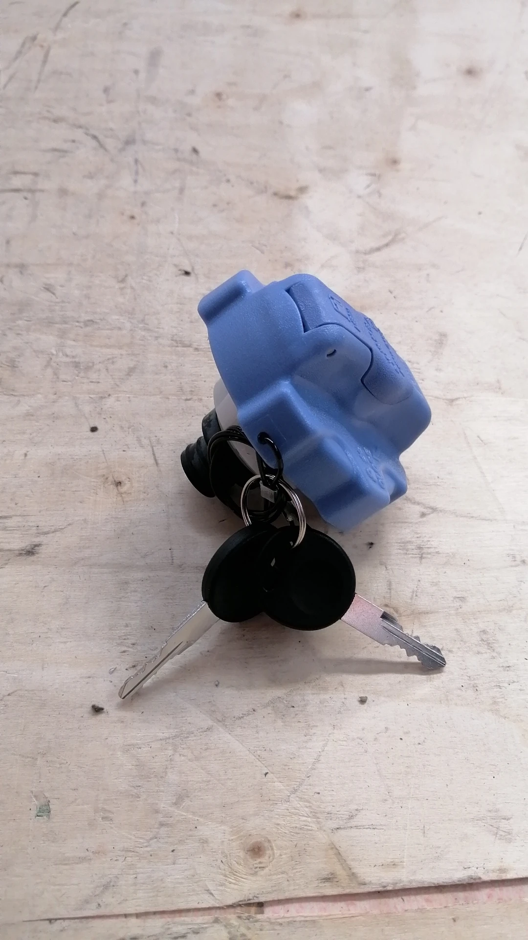 sinotruk howo chassis 8x4 cargo dump truck trailer chassis frame Urea tank lock cover WG9925565001