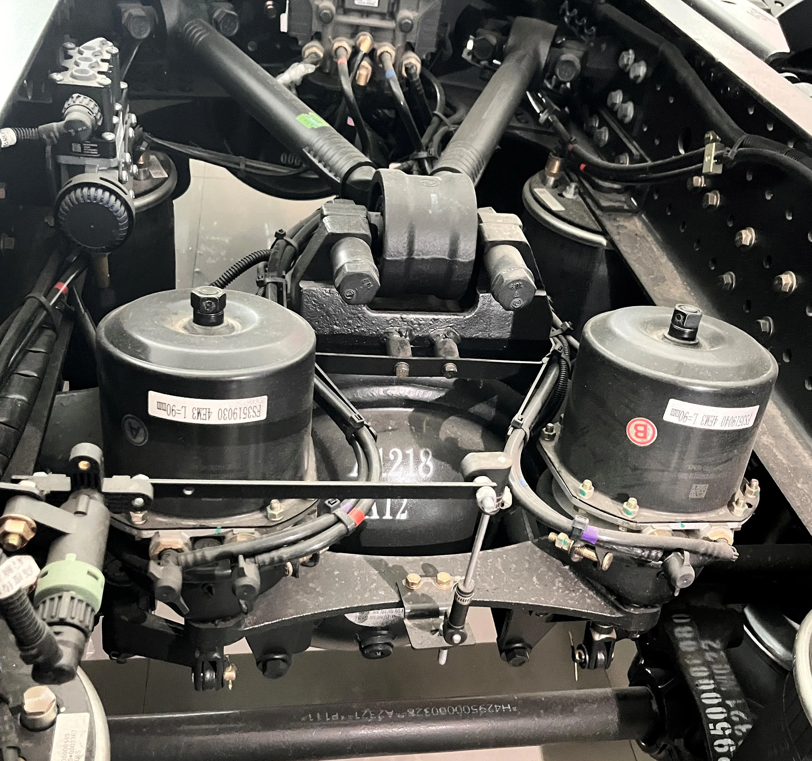 Chinese Foton Auman 4x2 High-top cab Tractor Head 460hp  Automatic Transmission Cummins engine ZF gearbox