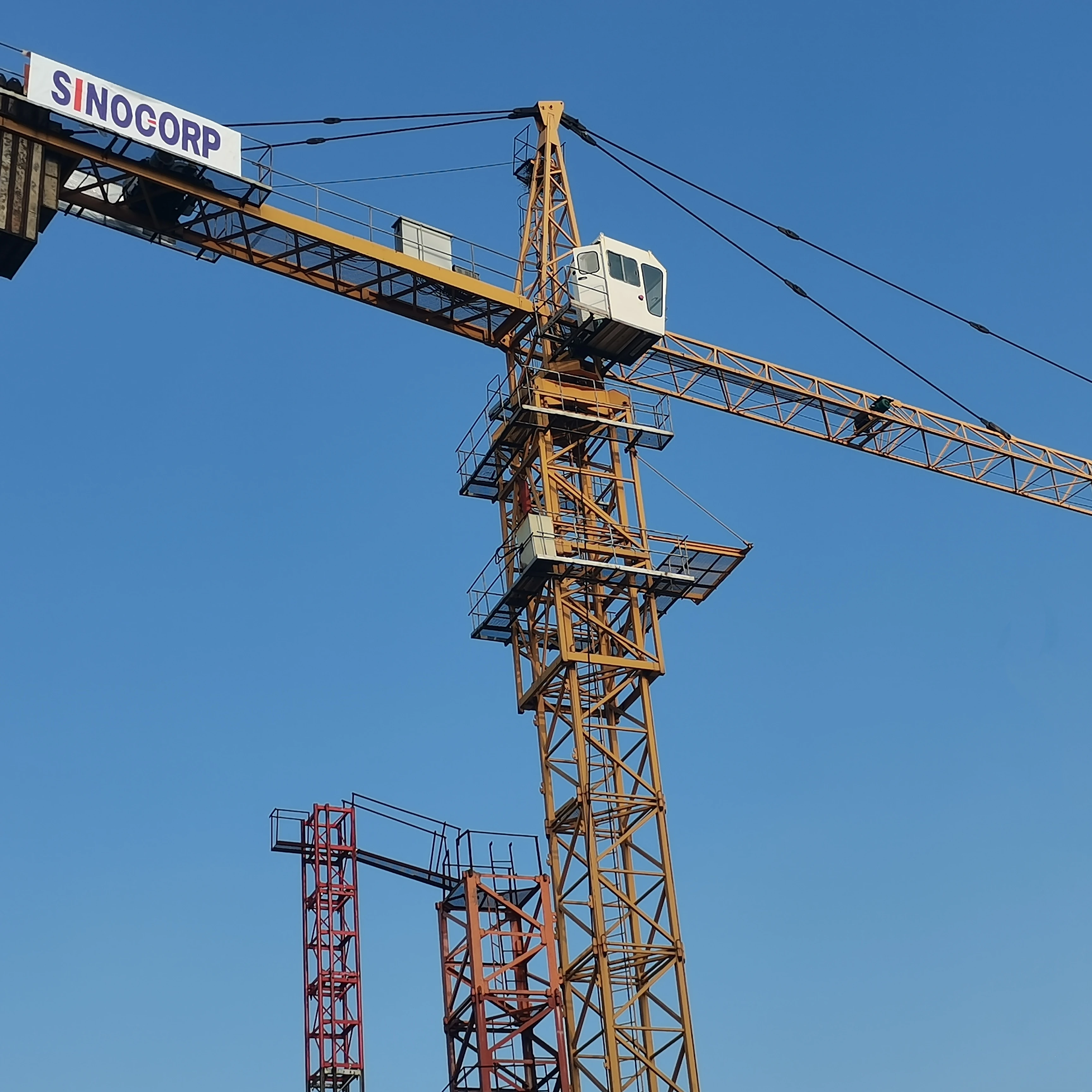 Башенный кран высокого качества 5t с идеальной производительностью шасси башенного крана