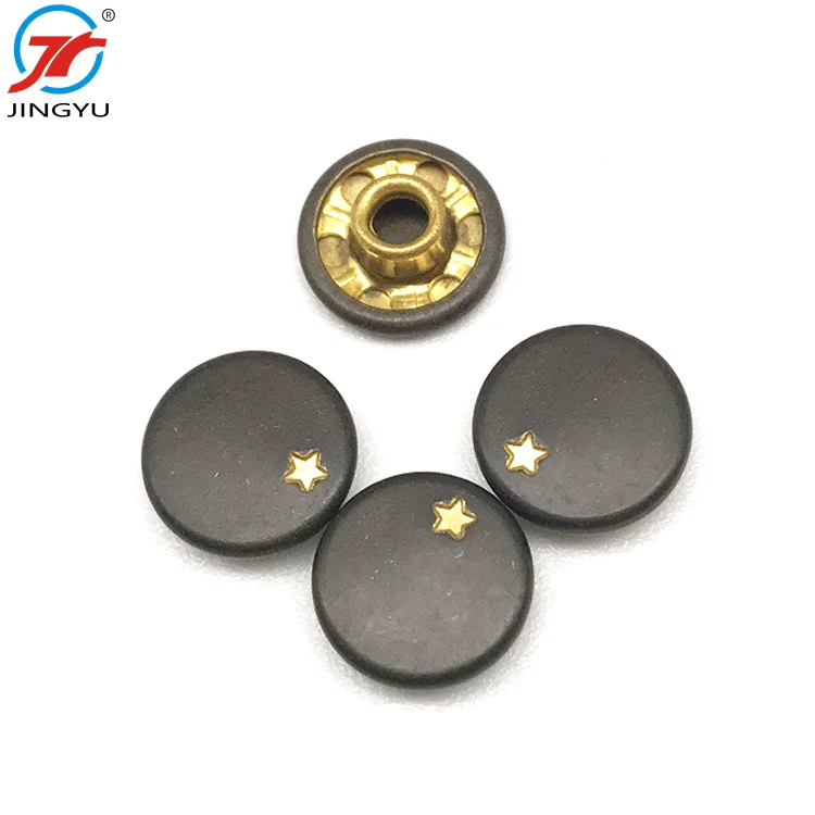 Пользовательские моды черная матовая латунь кожа джинсовая куртка на заклепках на пуговицах оптовая продажа, круглым носком и металлическими заклепками сушилка для одежды