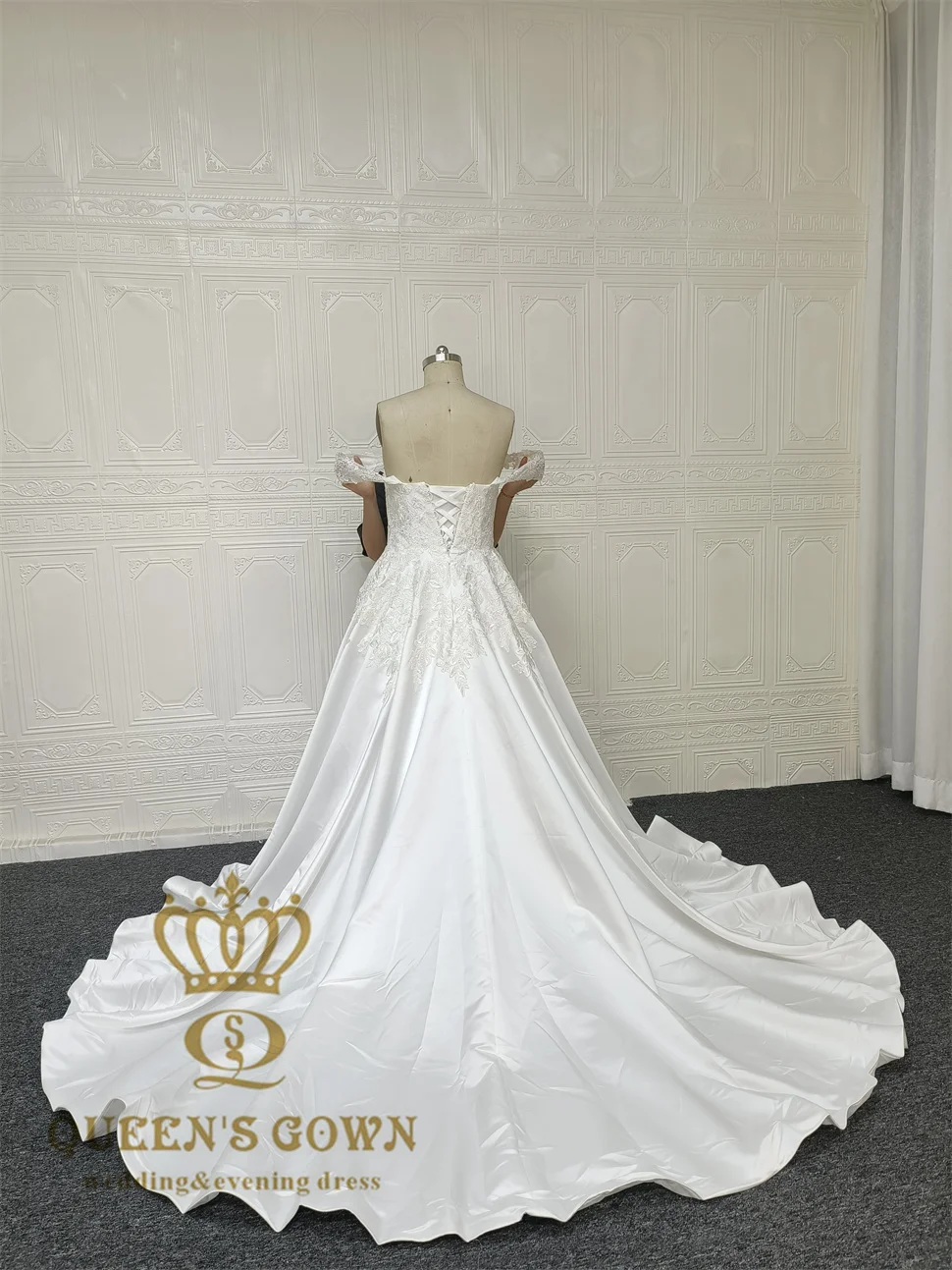 QUEENS GOWN High quality ivory satin sweetheart bridal dress elegant embroidered applique a line wedding dresses