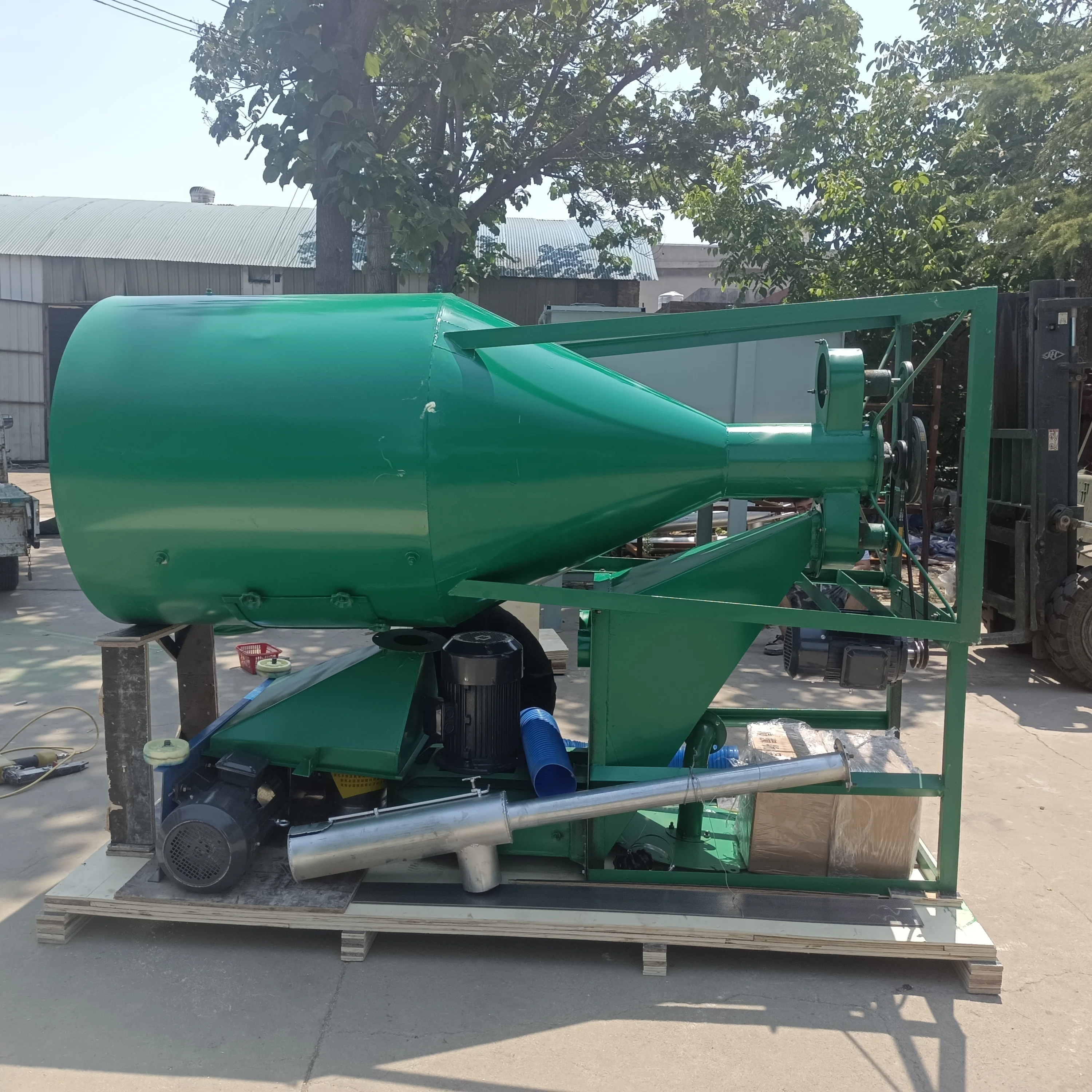 Feed mixing mixer granule machine for chicken farm Motor version diesel version can be customized