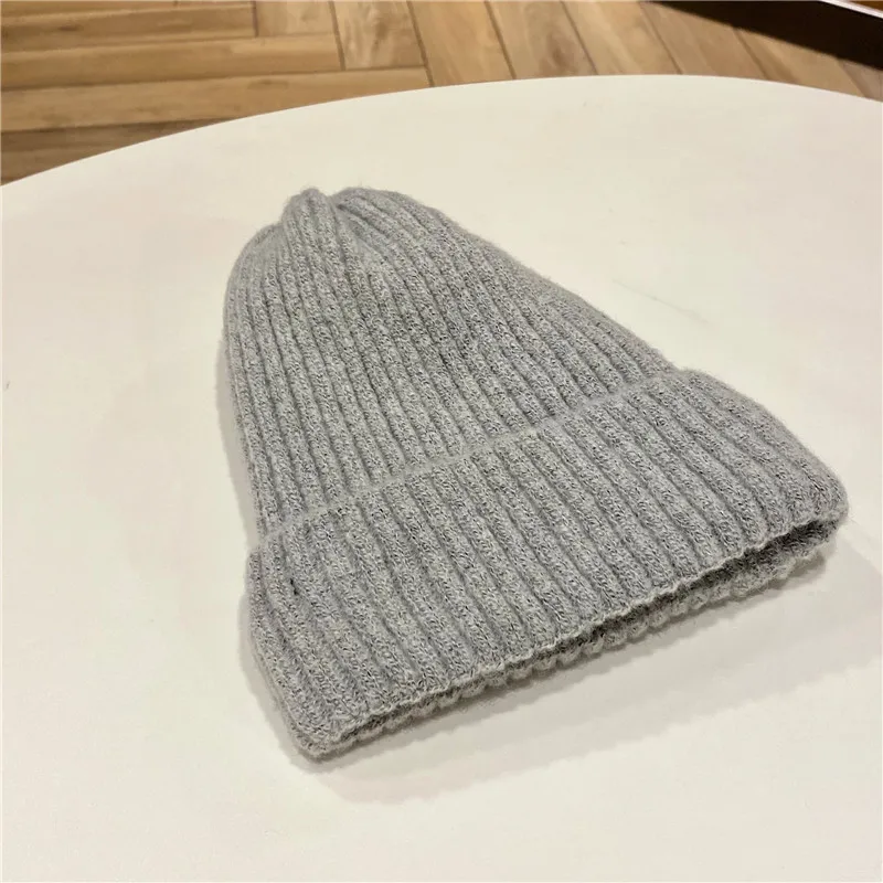 Customized embroidered logo ribbed knit 100% acrylic brimless beanie for men and women in winter wool and cashmere brimless hat