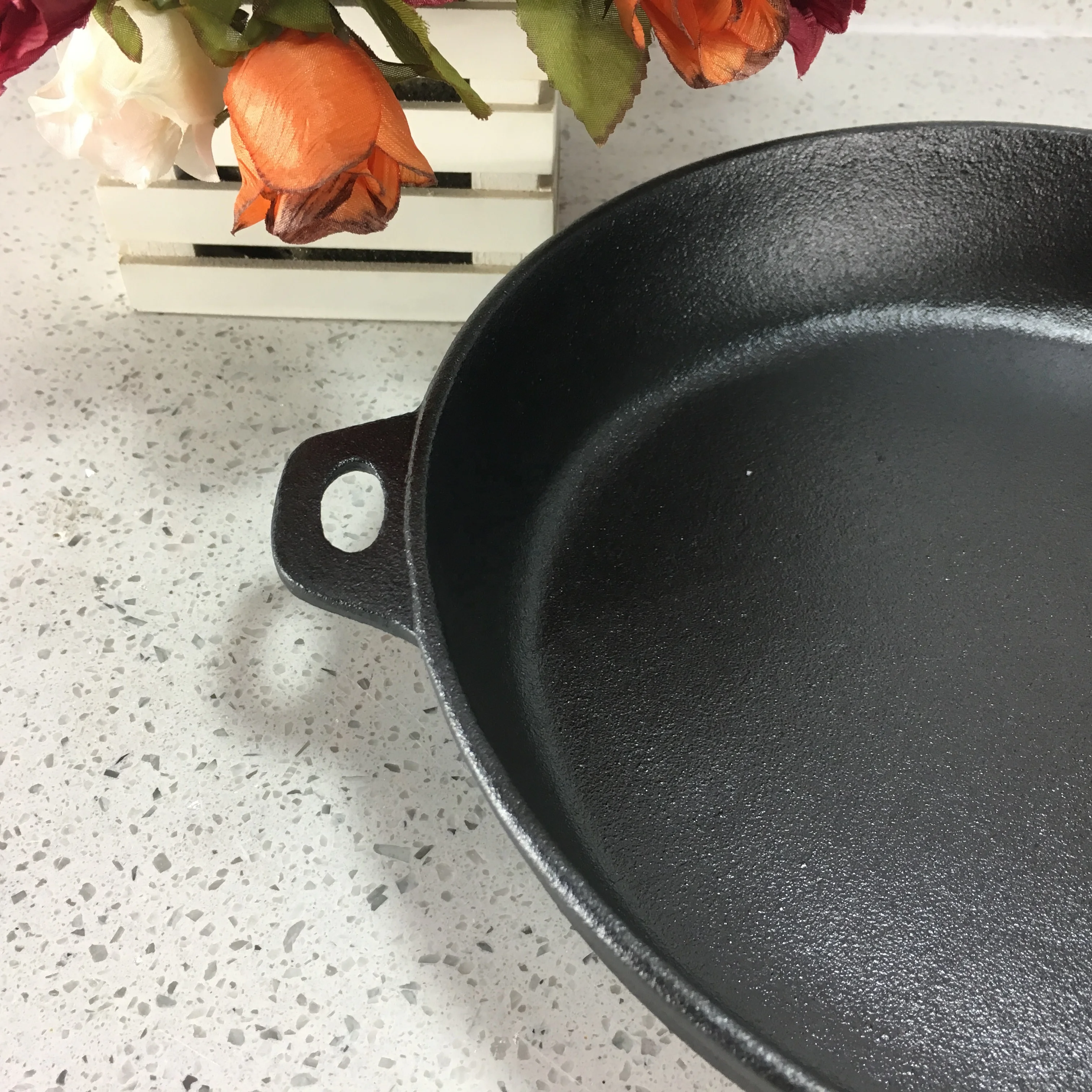 Чугунная сковорода с деревянной ручкой