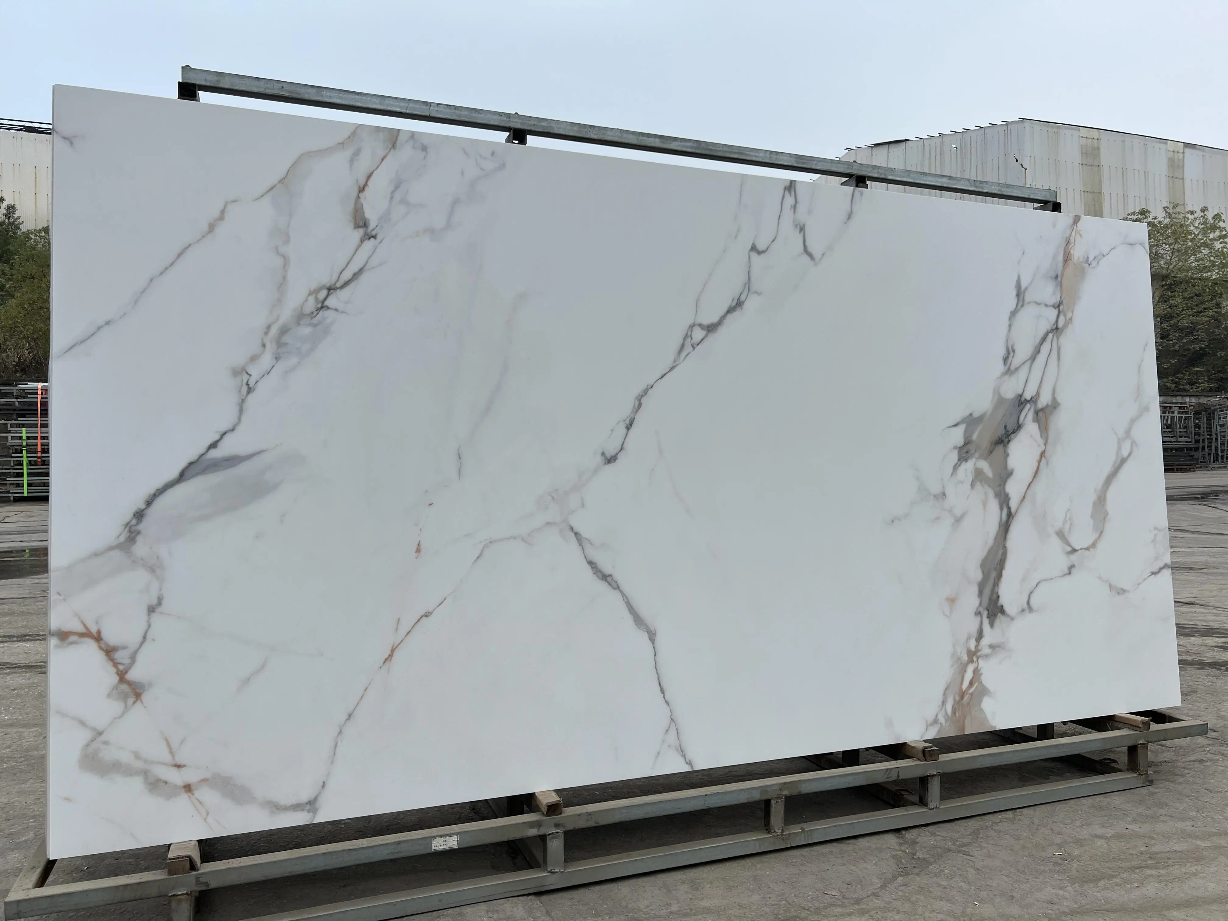Золотой бархатный мраморный вид Slabs1600 * 3200*12 мм фарфоровый спеченный камень