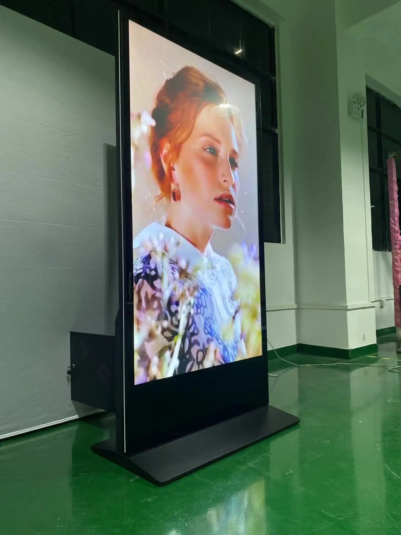 VISIGN Super Large digital screen display 65 75 86 inch freestanding 4K 500 700nits bright touch screen lcd display monitor