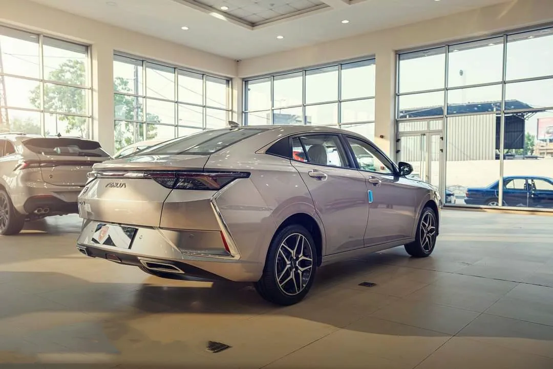2023 New Design DongFeng YIXUAN Sedan Car in 5 seats automatic transmission in cheaper price