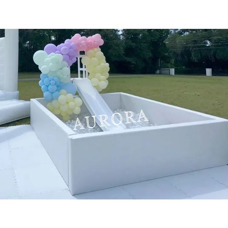 Снарядное оборудование для аренды помещений игровая площадка белый круг шар шары яма и горка разных ярких цветов