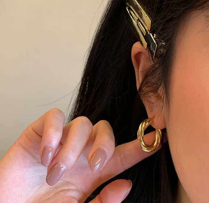 Европейская мода для женщин ювелирные изделия из золота 18 карат витой Хооп Серьги гипоаллергенные из нержавеющей стали переплетенные серьги-кольца