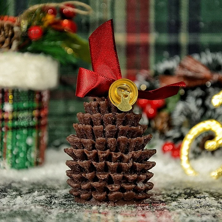 Handmade  Luxury  Christmas Decorated Private Label Soy Wax Scented Fragrance Pinecone Shape Candles  Christmas Tree Silicone