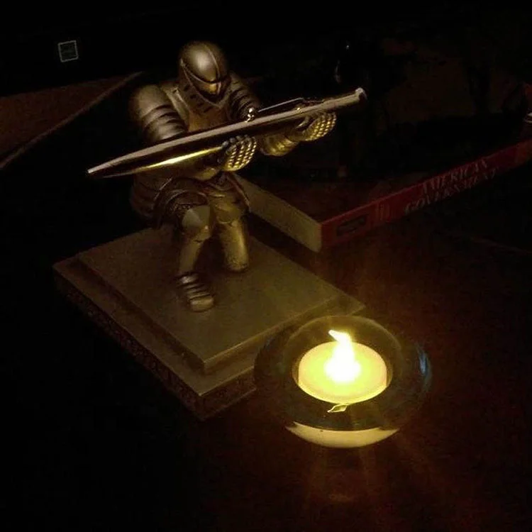 Soldier Wields Kneeling Knight Pen Holder Armor Hero Kneeling Pencil Holder Bronze Statue Pen Barrel Stationery Supplies