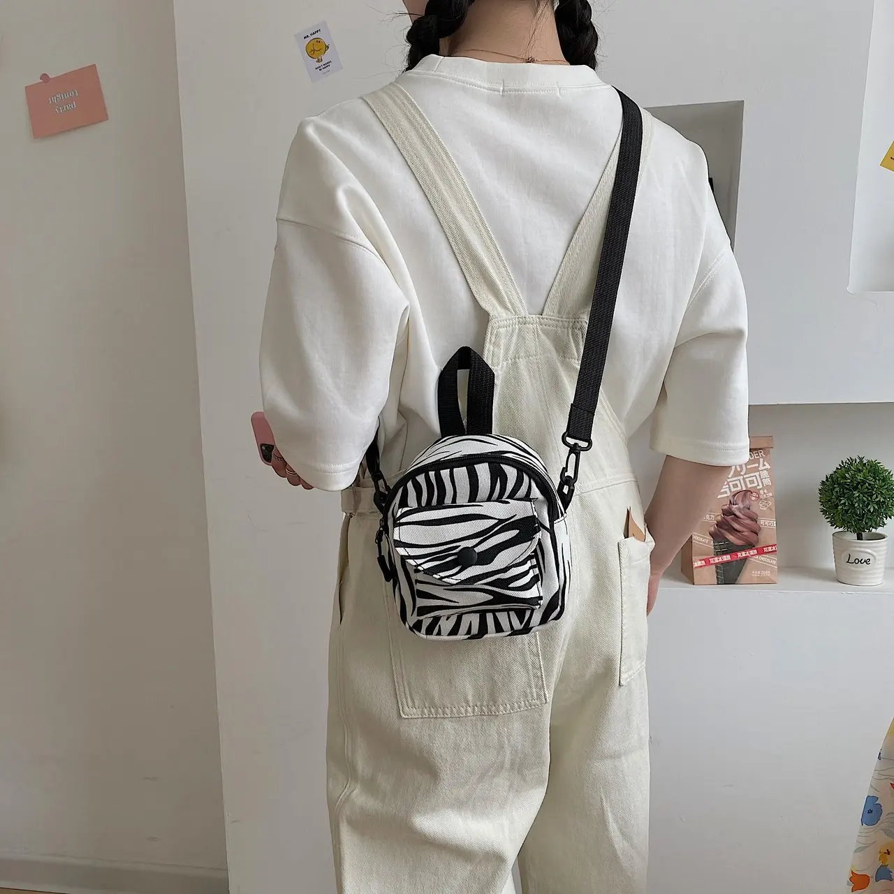 Wholesale Cute cow pattern small bag female 2023 new girl student mobile phone bag slung canvas bag