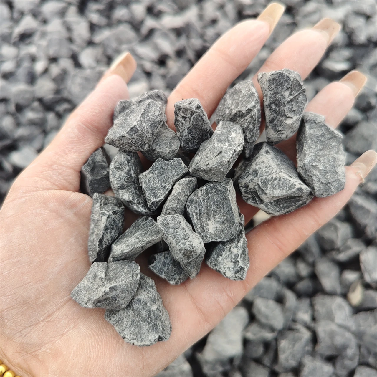 Outdoor Decoration Garden Wall Pebble Stone River Stone Floor Paving Anti-slip Stone Courtyard Popular Polished Black Packaging