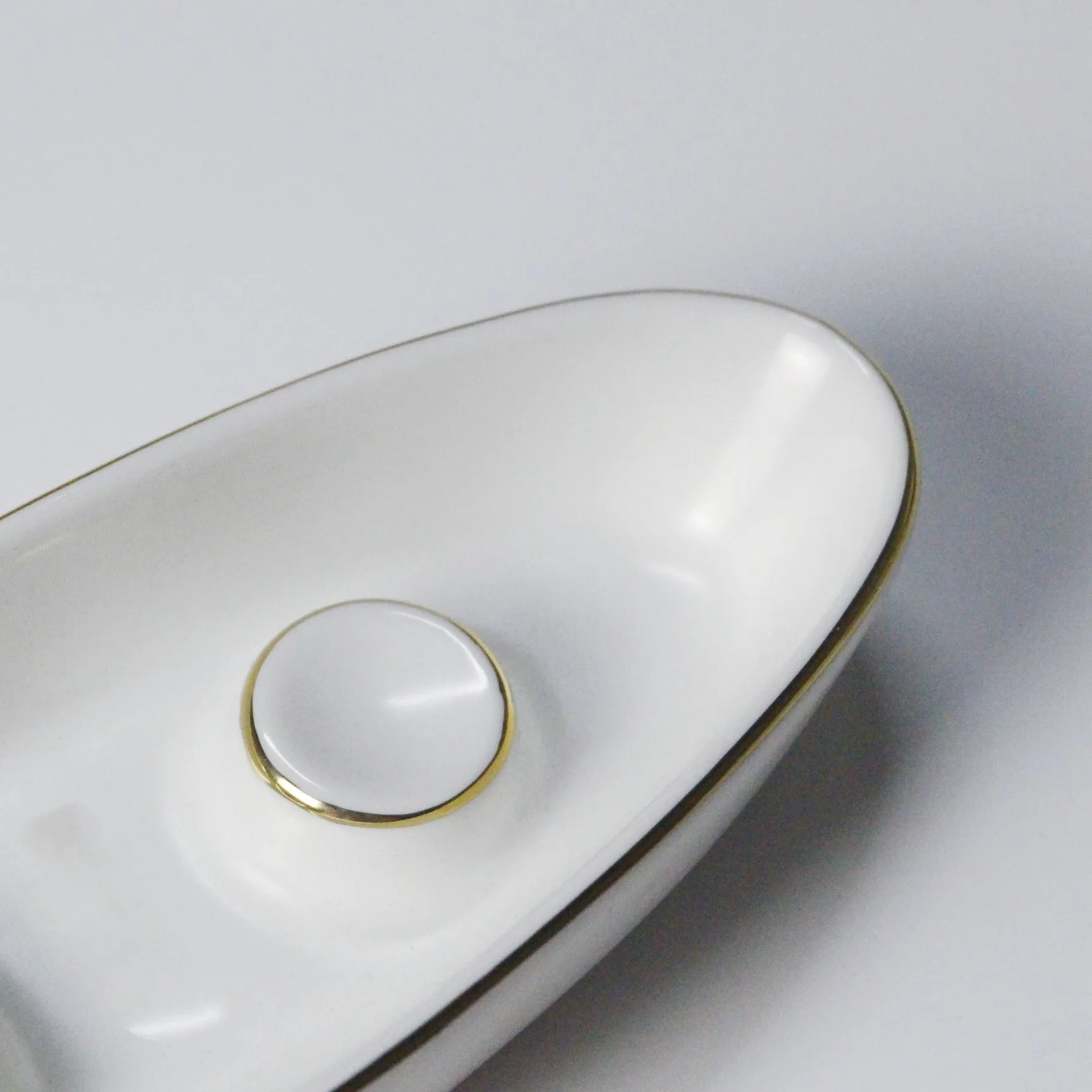 Ceramic Ashtray Custom Logo white Pocket Elegant Single Cigar Holder  For shop home Portable Boat Shape Design