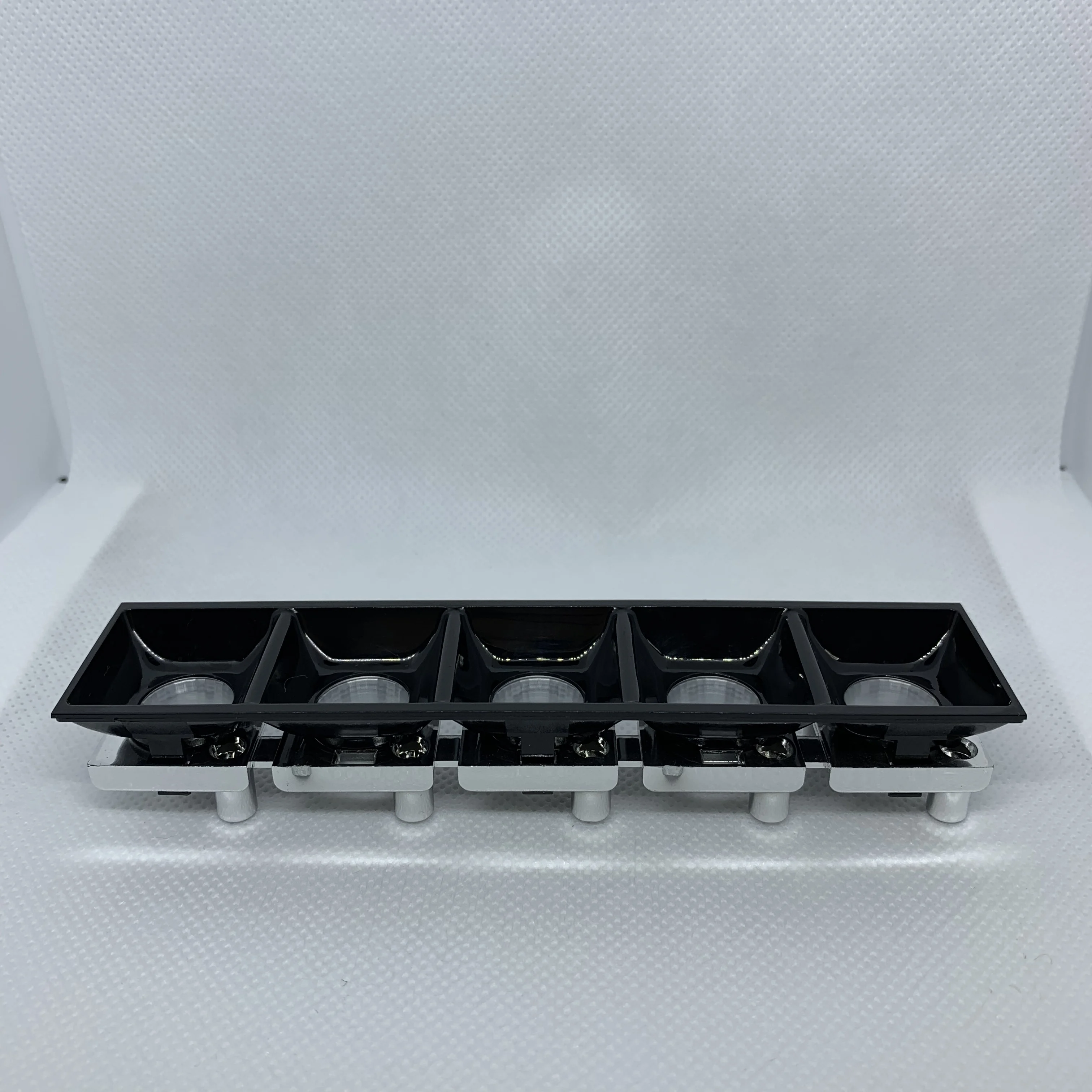 
High efficiency reflector lenses for Linear light UGR<19 