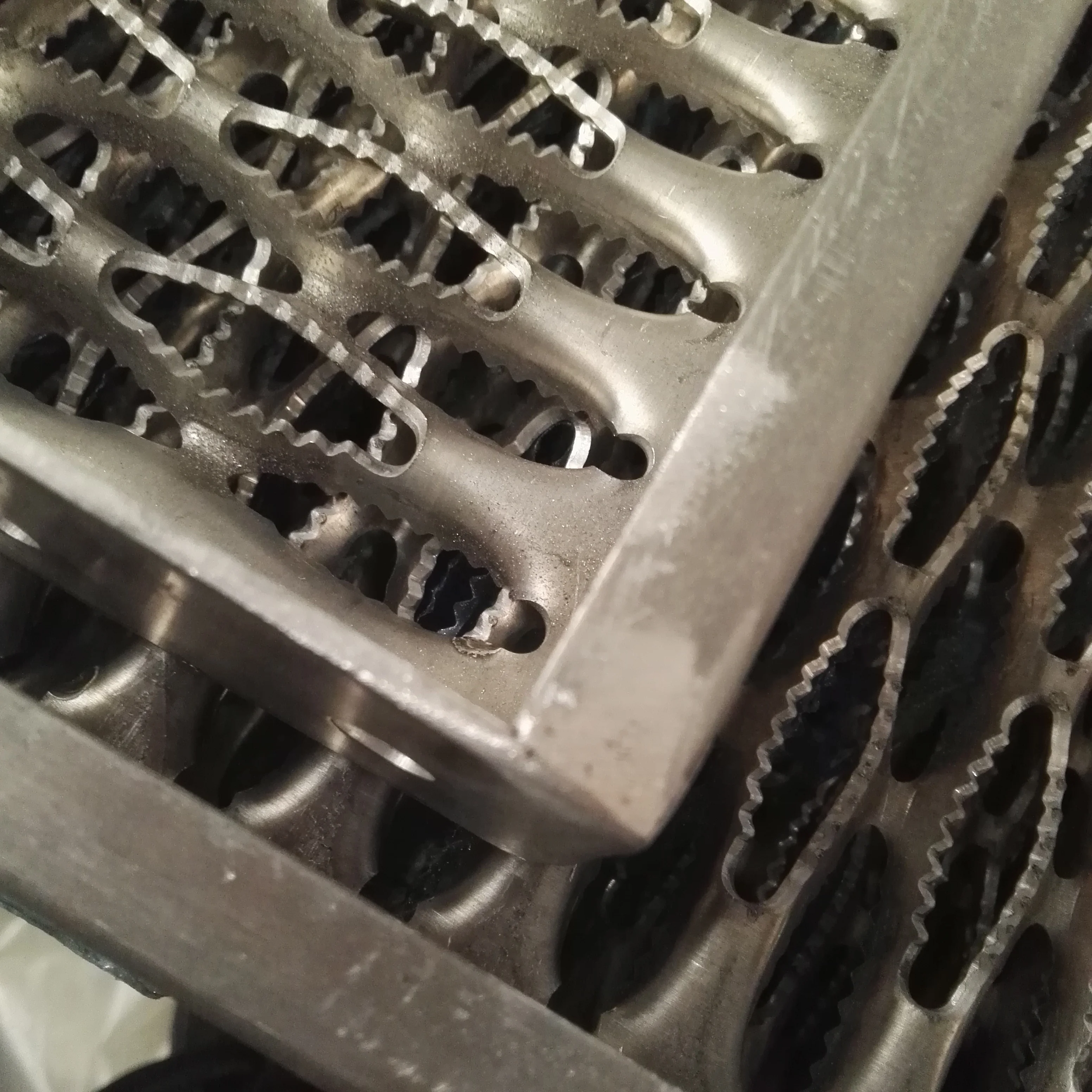 Factory price crocodile mouth anti slip metal perforated sheet aluminum walkway grating