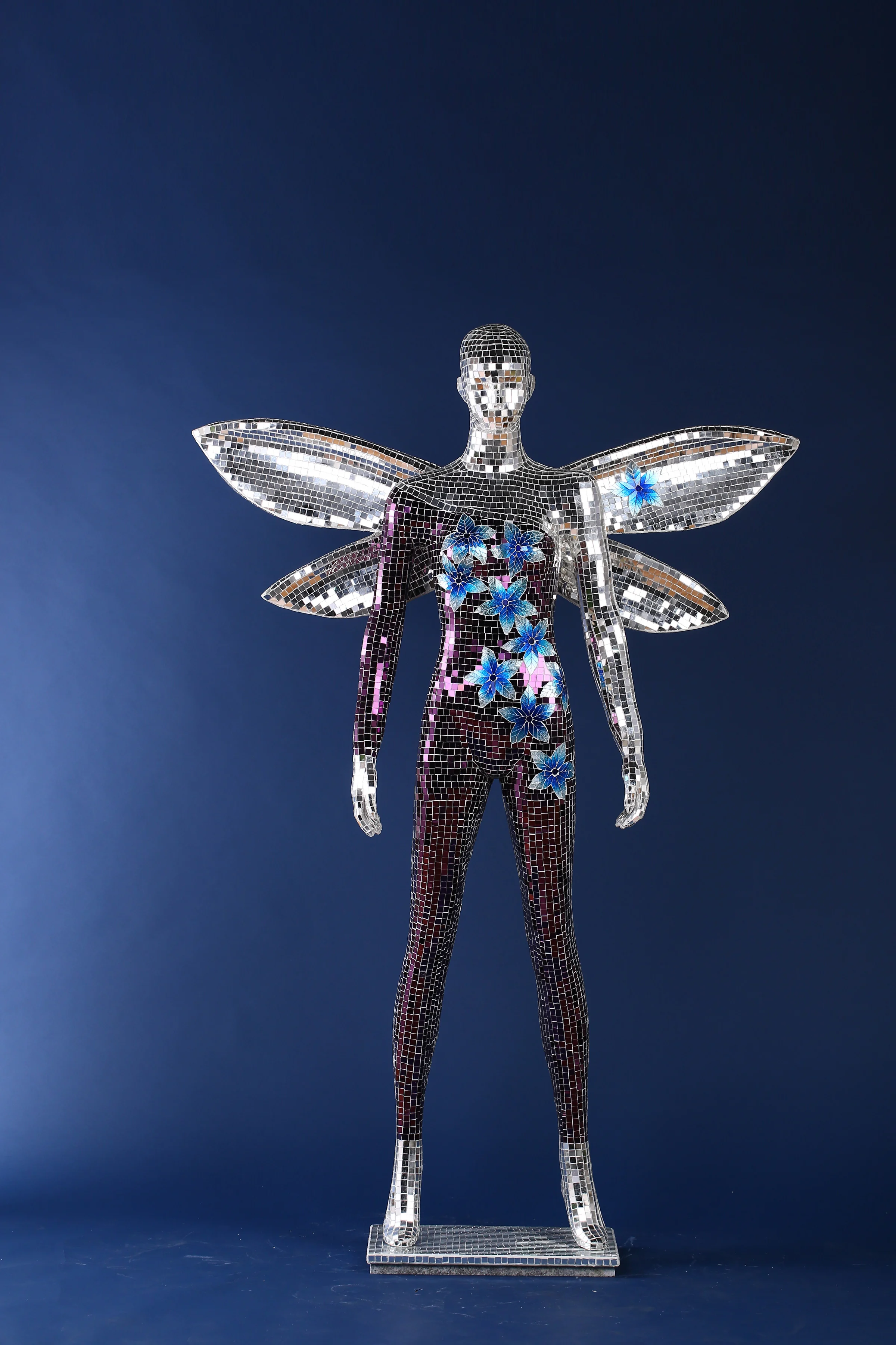 Custom Made Life Size Human Statue Realistic Hand Craft Mirror Disco Mosaic Shinny Animal Pop Art Modern Human Artwork Sculpture