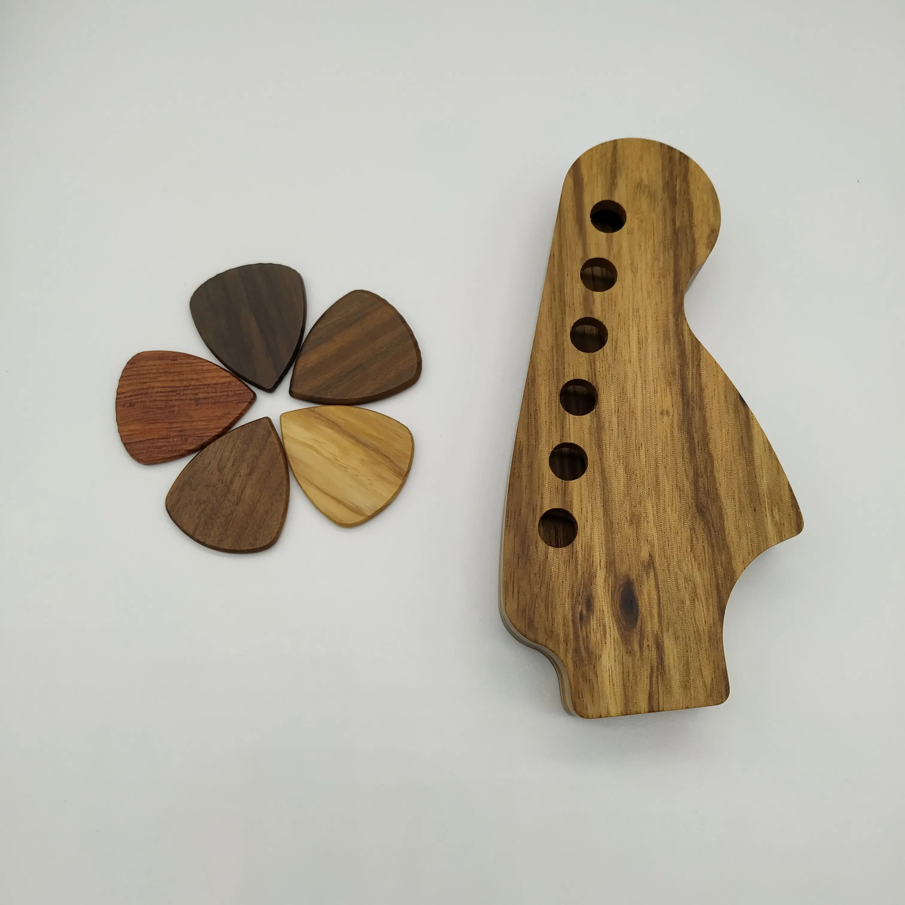 
New design factory direct sale can be customized Spade solid wood guitar/ Bass pick box 