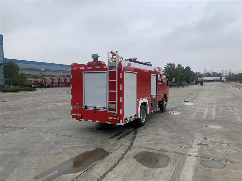 mini small Dongfeng 2 ton holding 2+3 men jet height 40m maximum 100km/h water tank fire truck