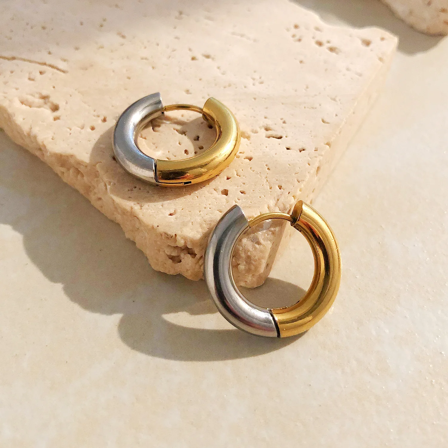 Wholesale fashion Jewelry two tone hoops earrings 18k gold plated stainless steel huggie earring with loop