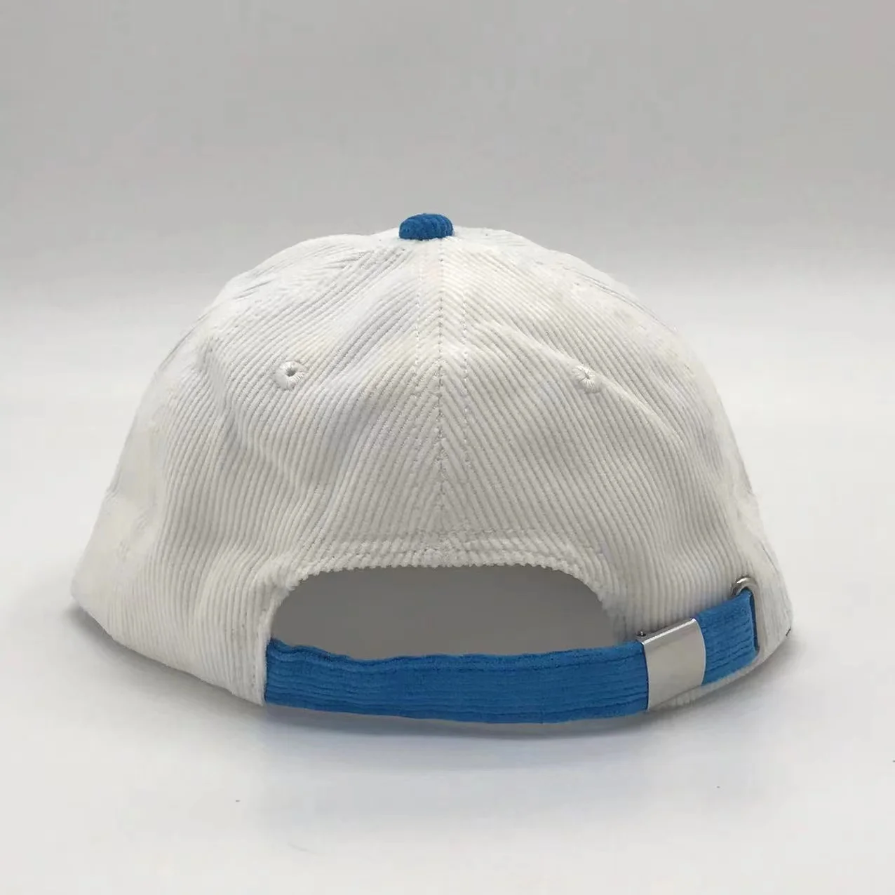 Two Tone Unstructured Cap With Custom Embroidery Logo Design 6 Panel Flat Brim Baseball Hat